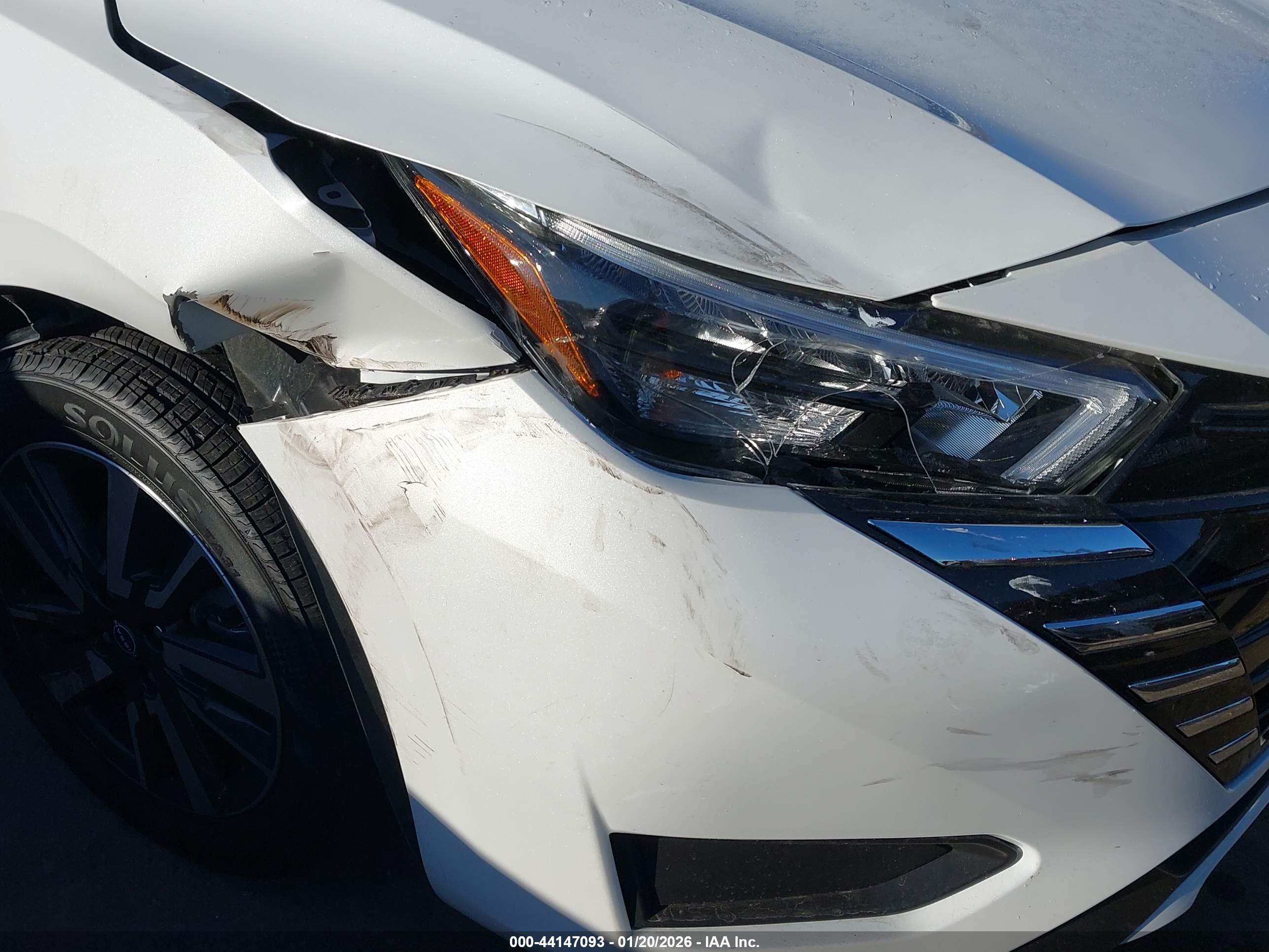 NISSAN VERSA image 6