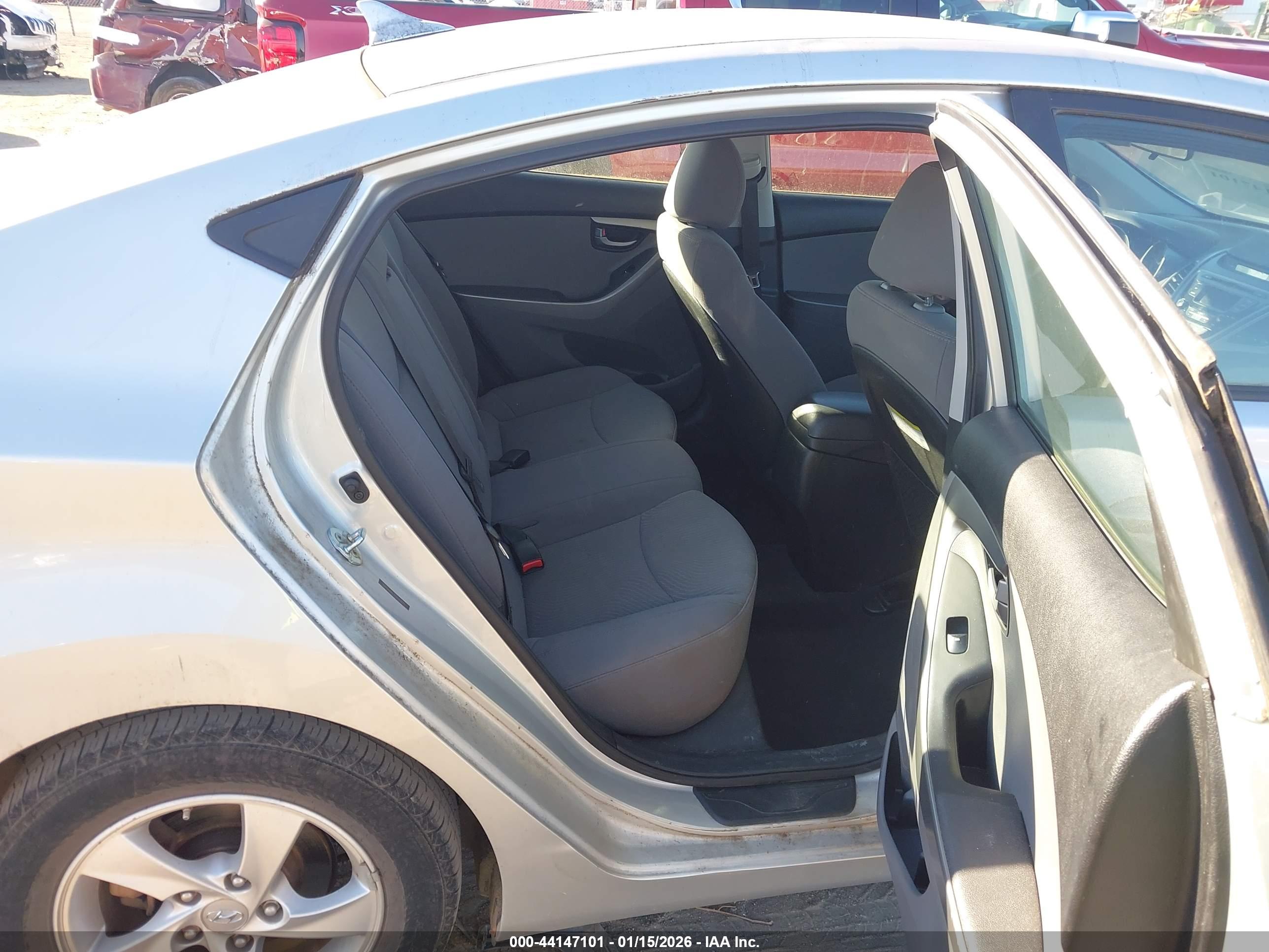 HYUNDAI ELANTRA image 8