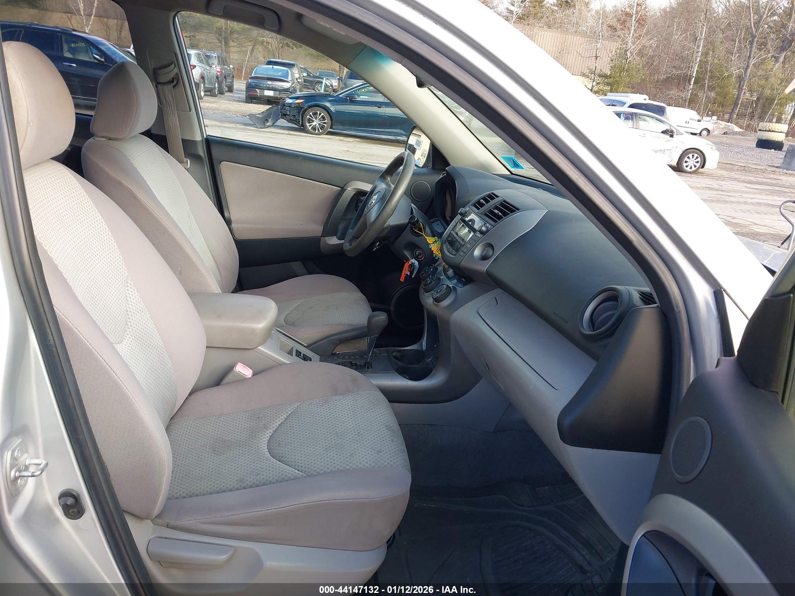 TOYOTA RAV4 image 5