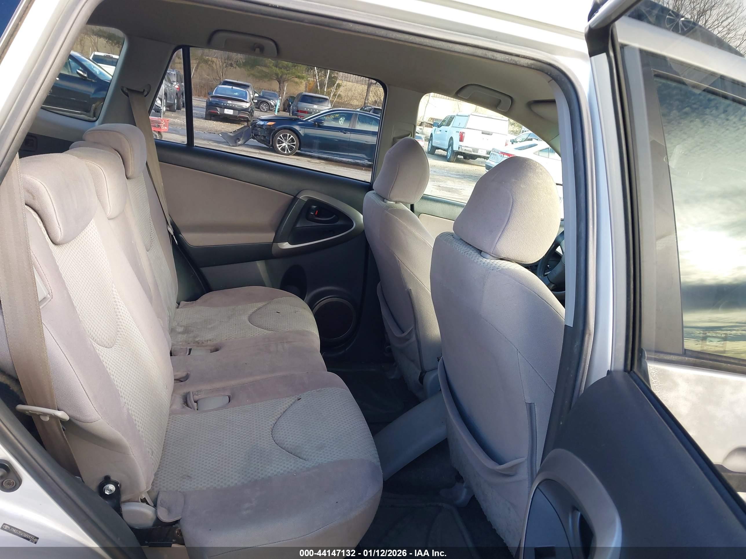 TOYOTA RAV4 image 8
