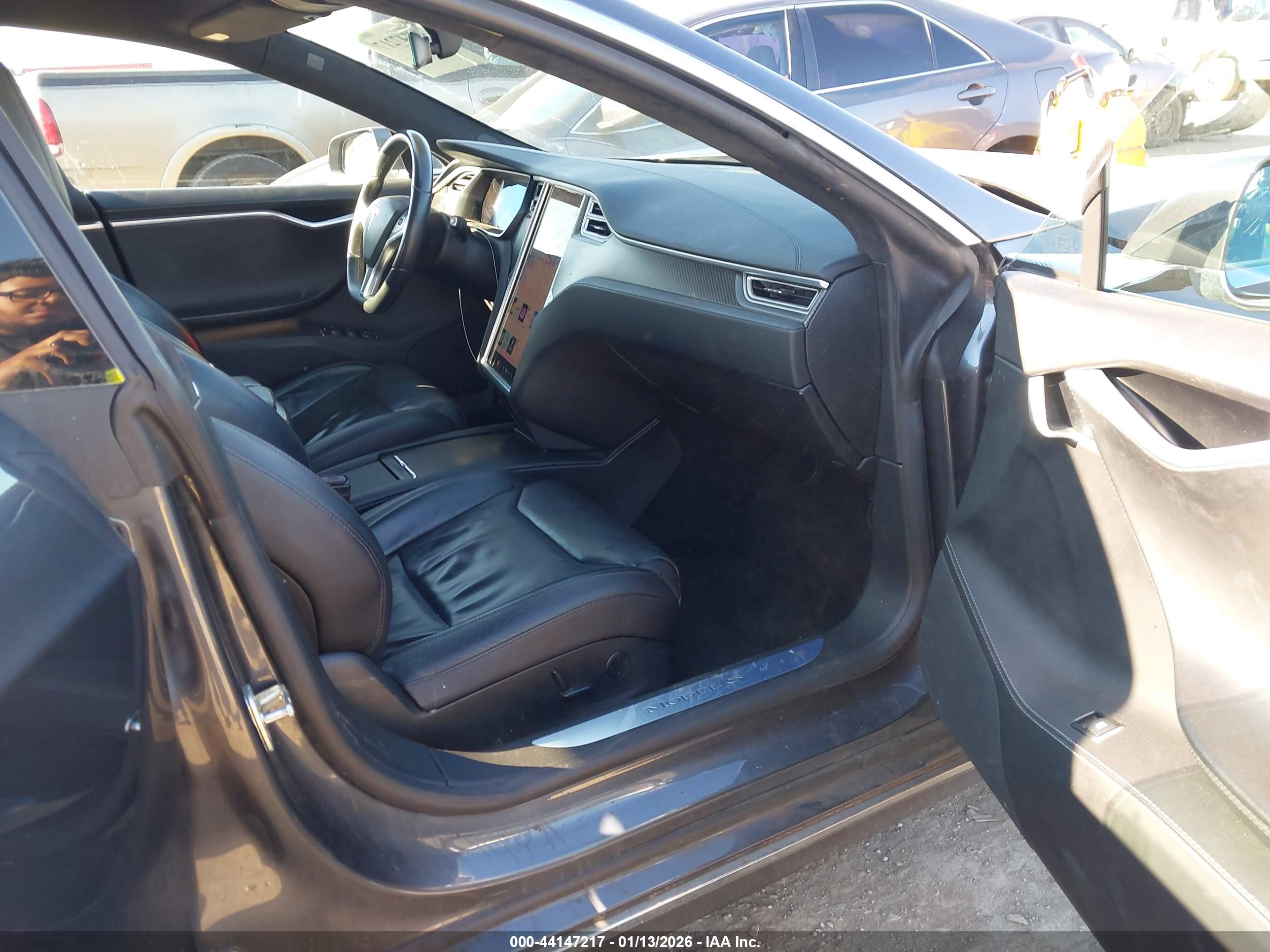 TESLA MODEL image 5