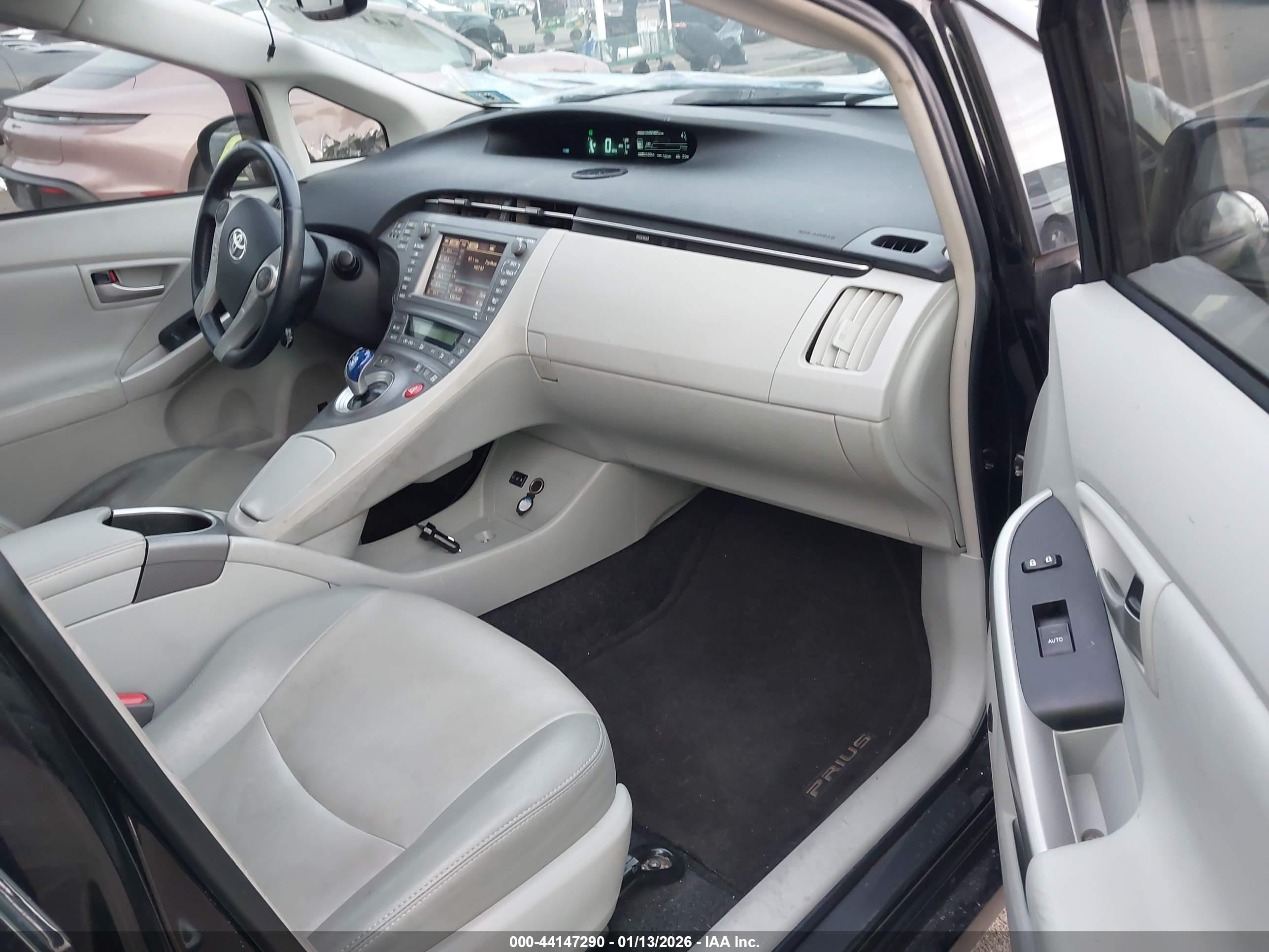 TOYOTA PRIUS image 5