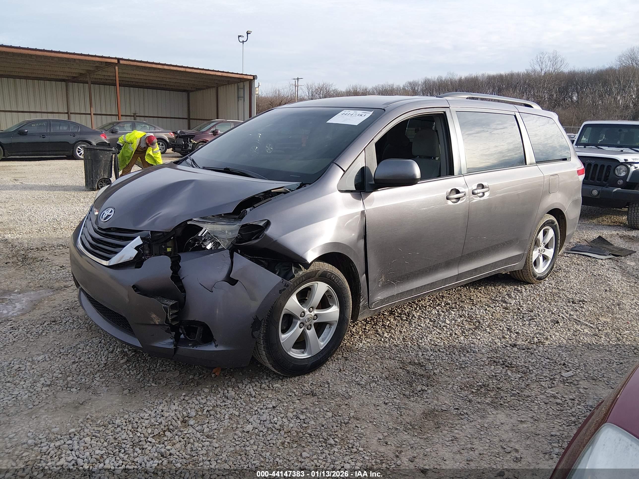 TOYOTA SIENNA image 2