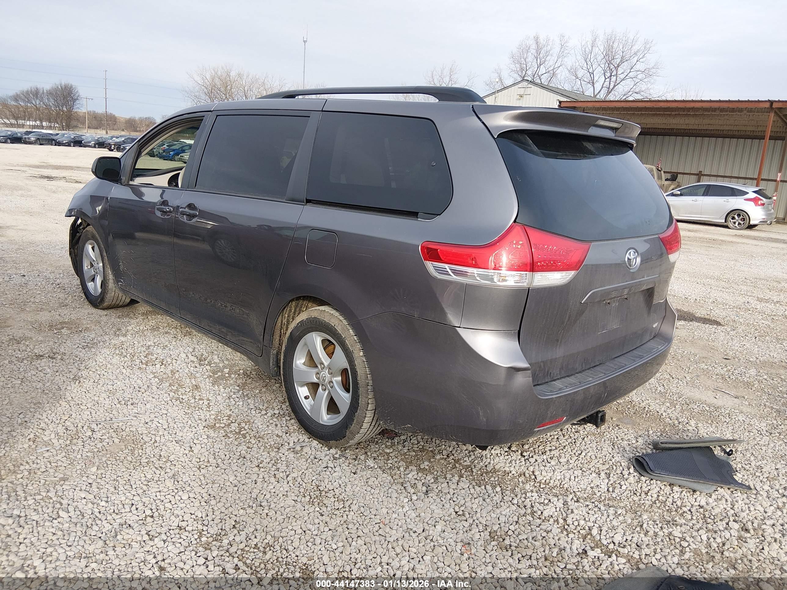 TOYOTA SIENNA image 3
