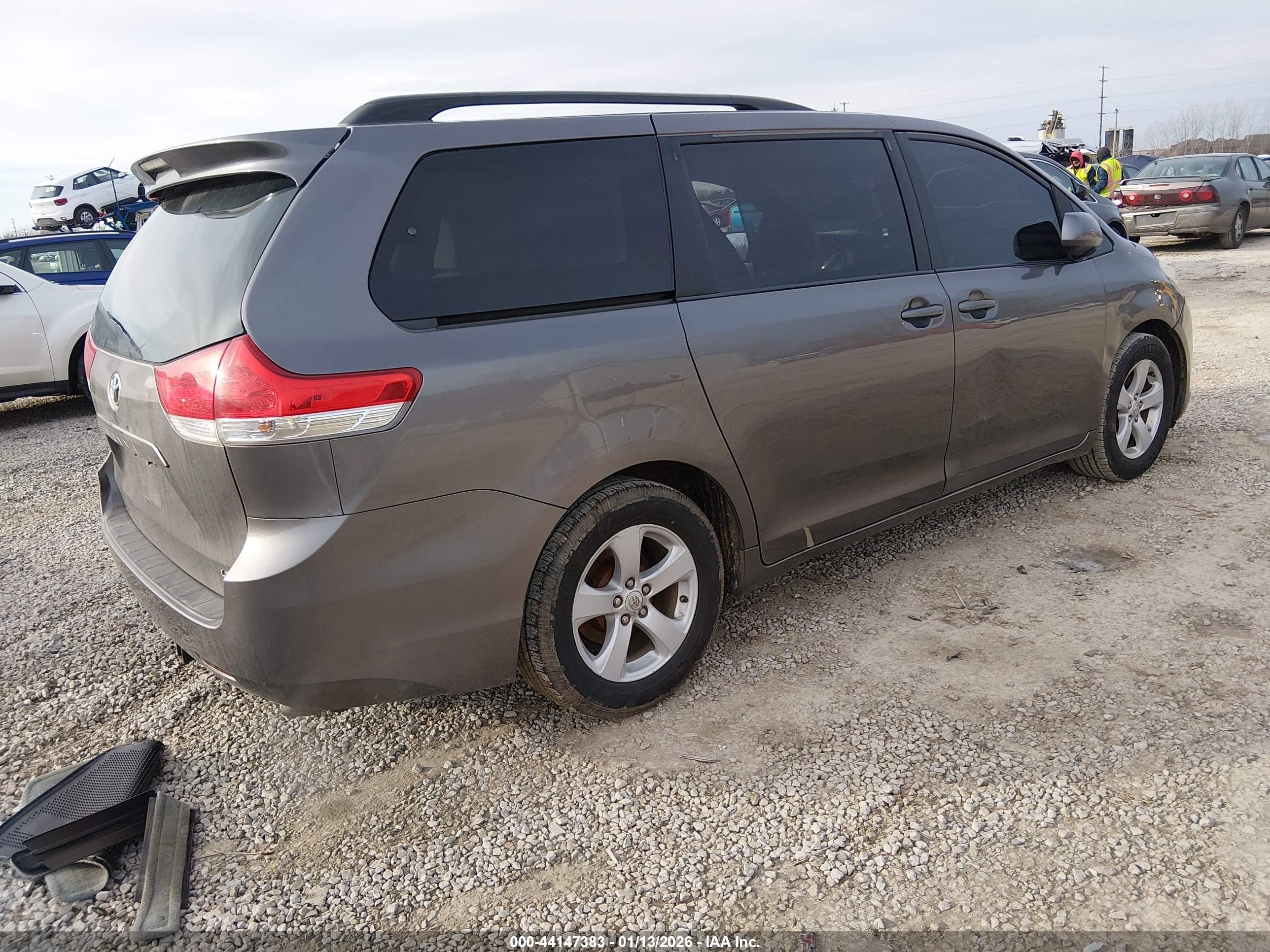 TOYOTA SIENNA image 4