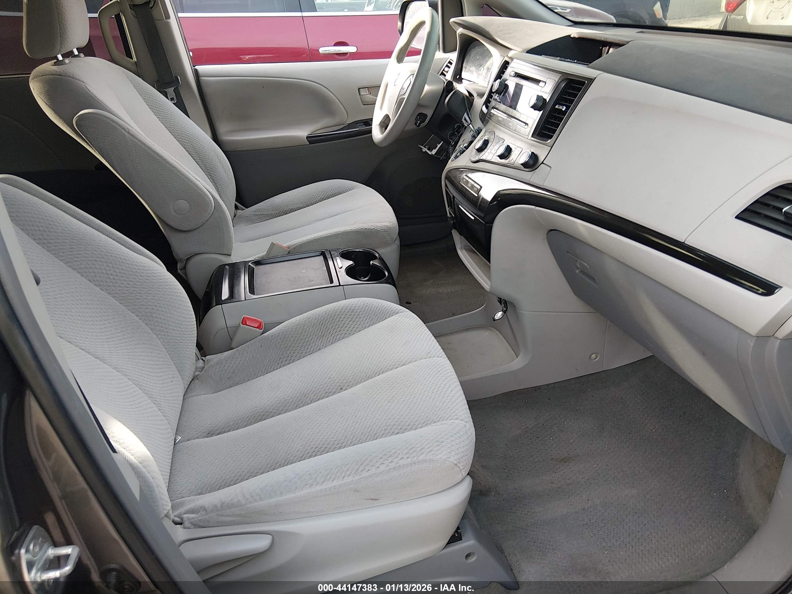 TOYOTA SIENNA image 5