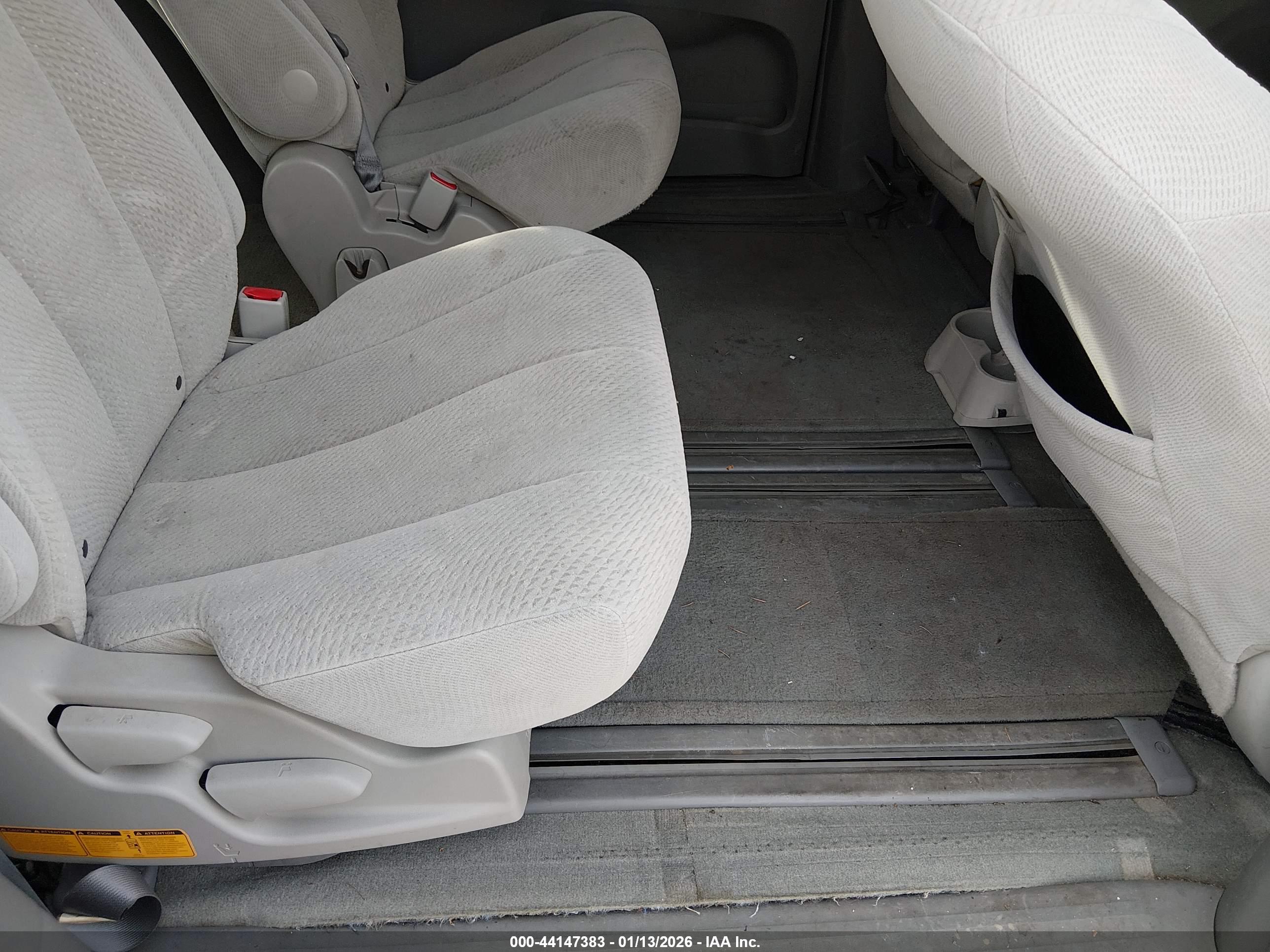 TOYOTA SIENNA image 8