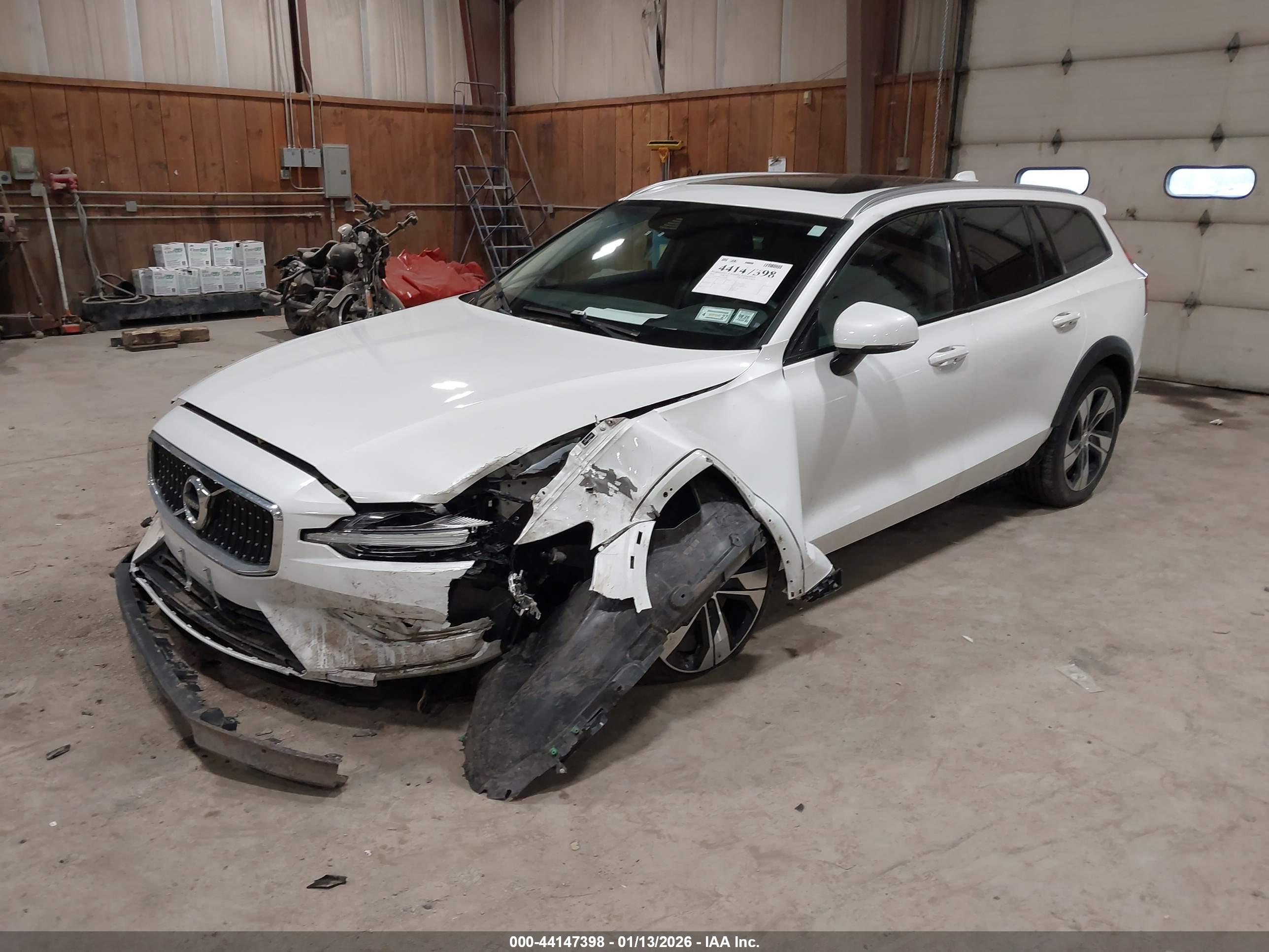 VOLVO V60 image 2