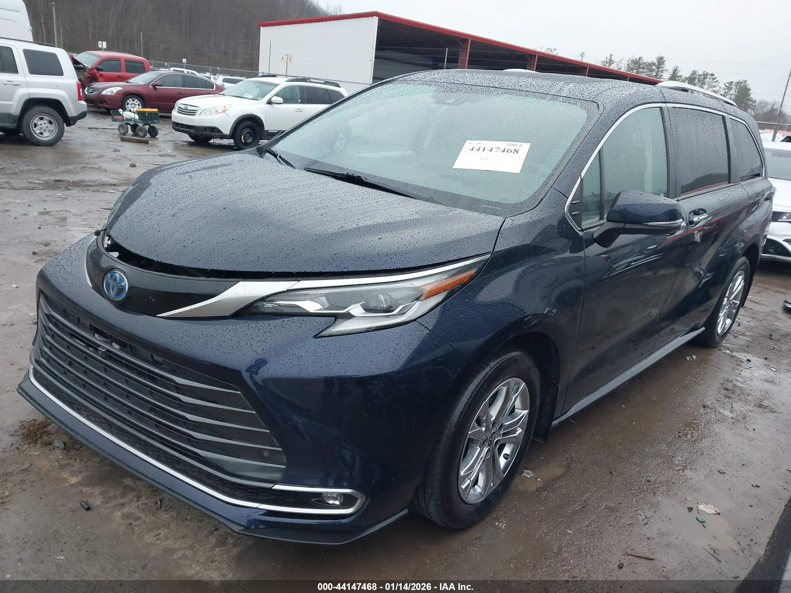 TOYOTA SIENNA image 2