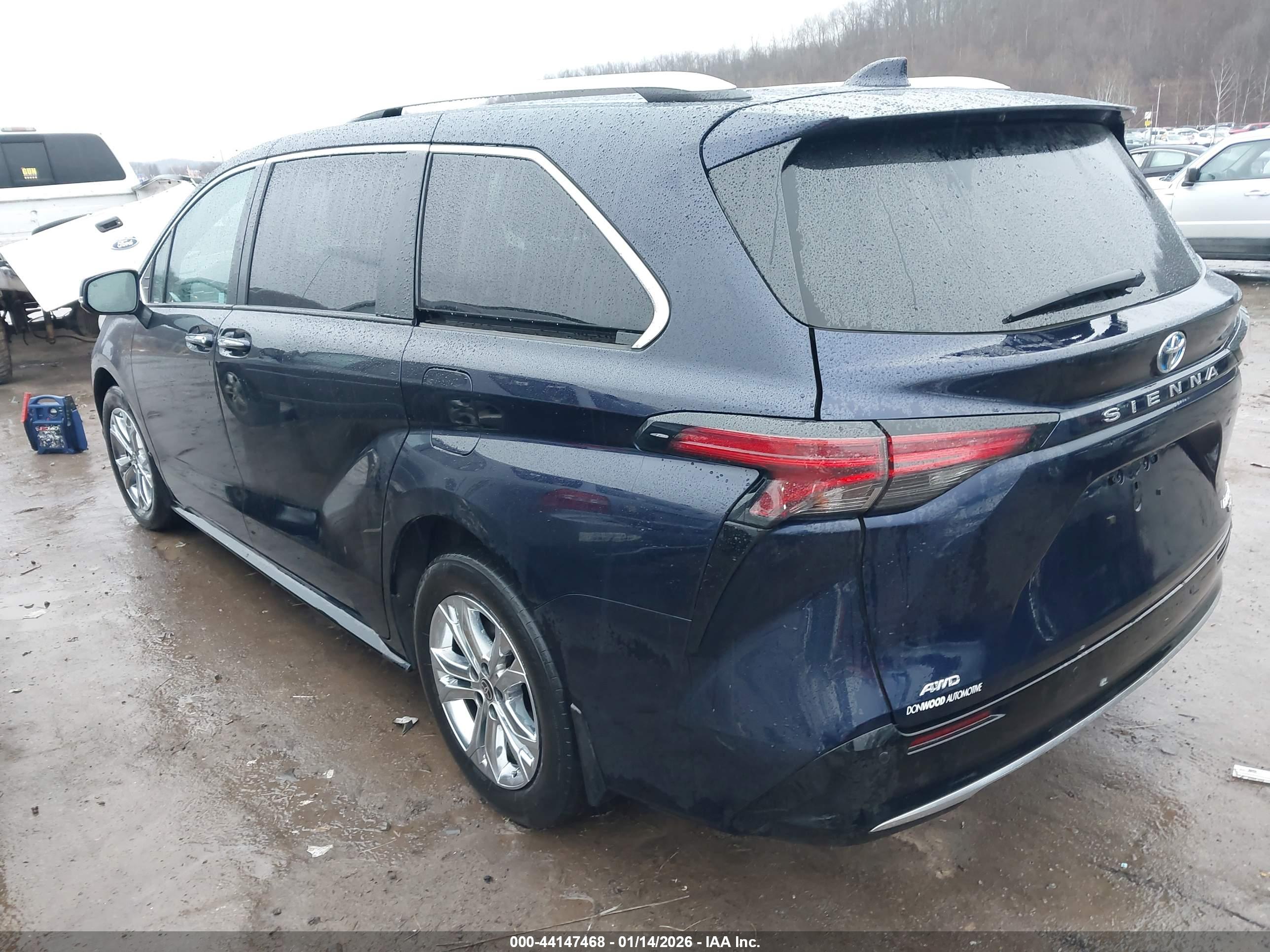 TOYOTA SIENNA image 3