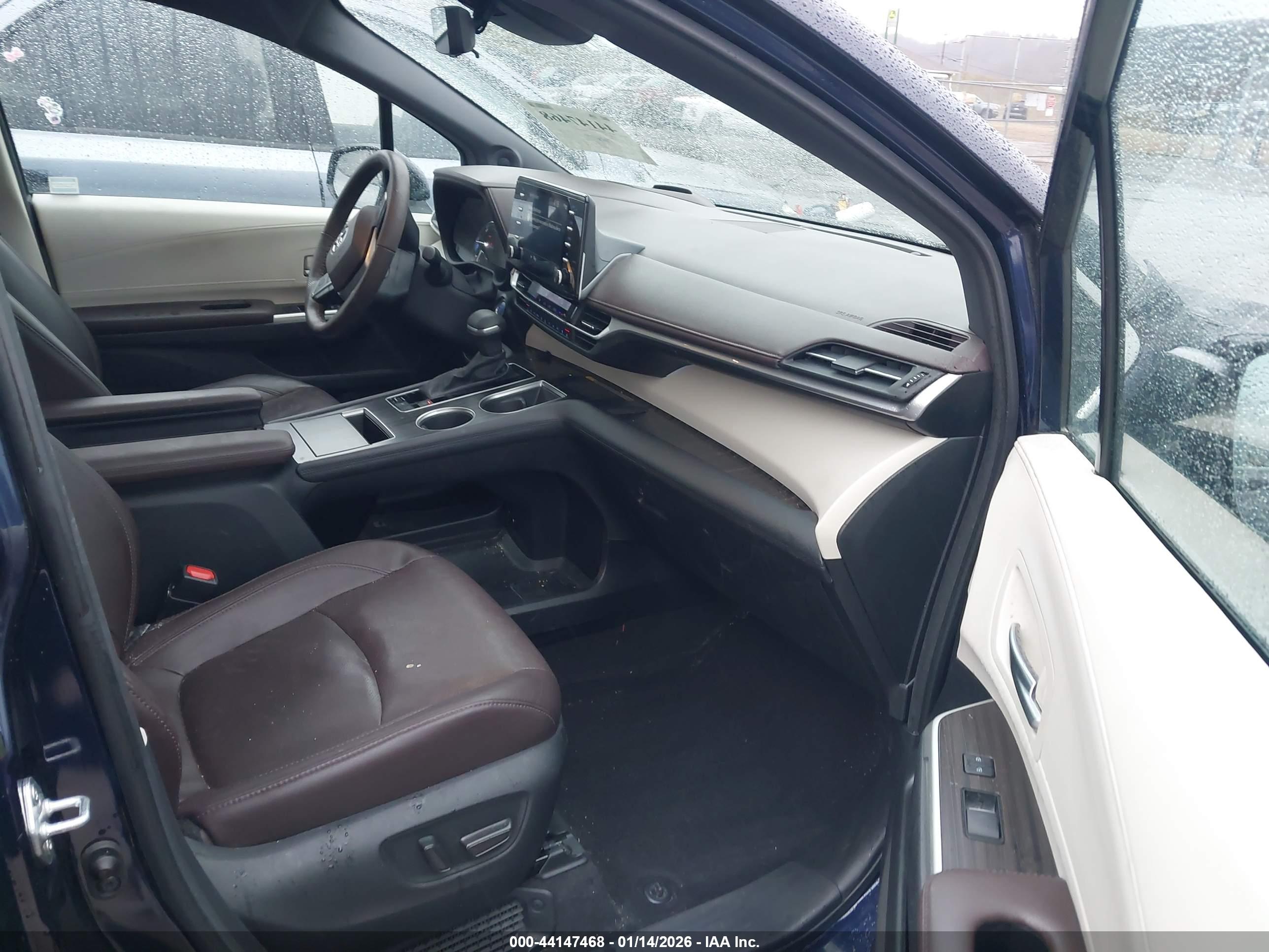 TOYOTA SIENNA image 5