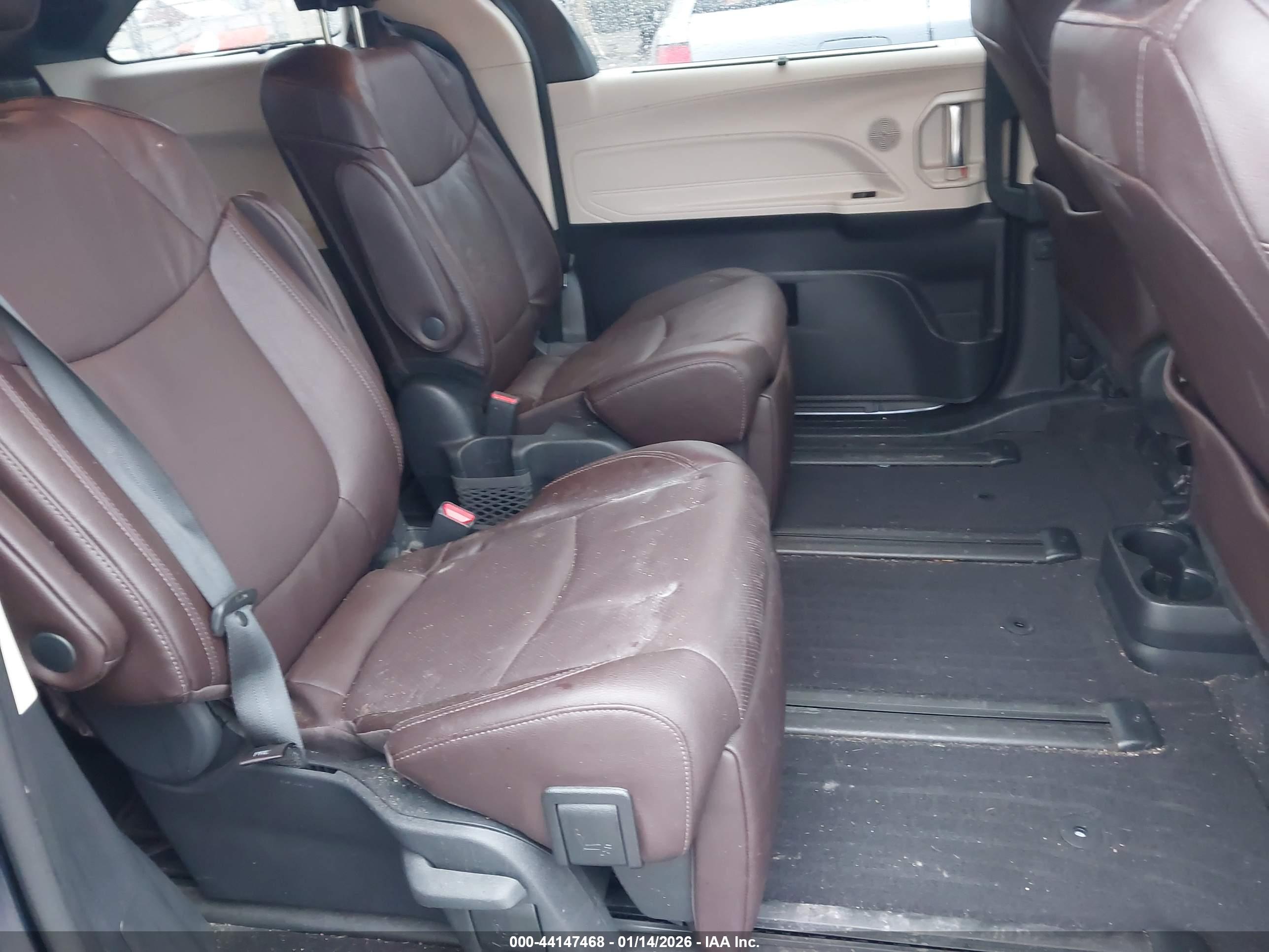 TOYOTA SIENNA image 8