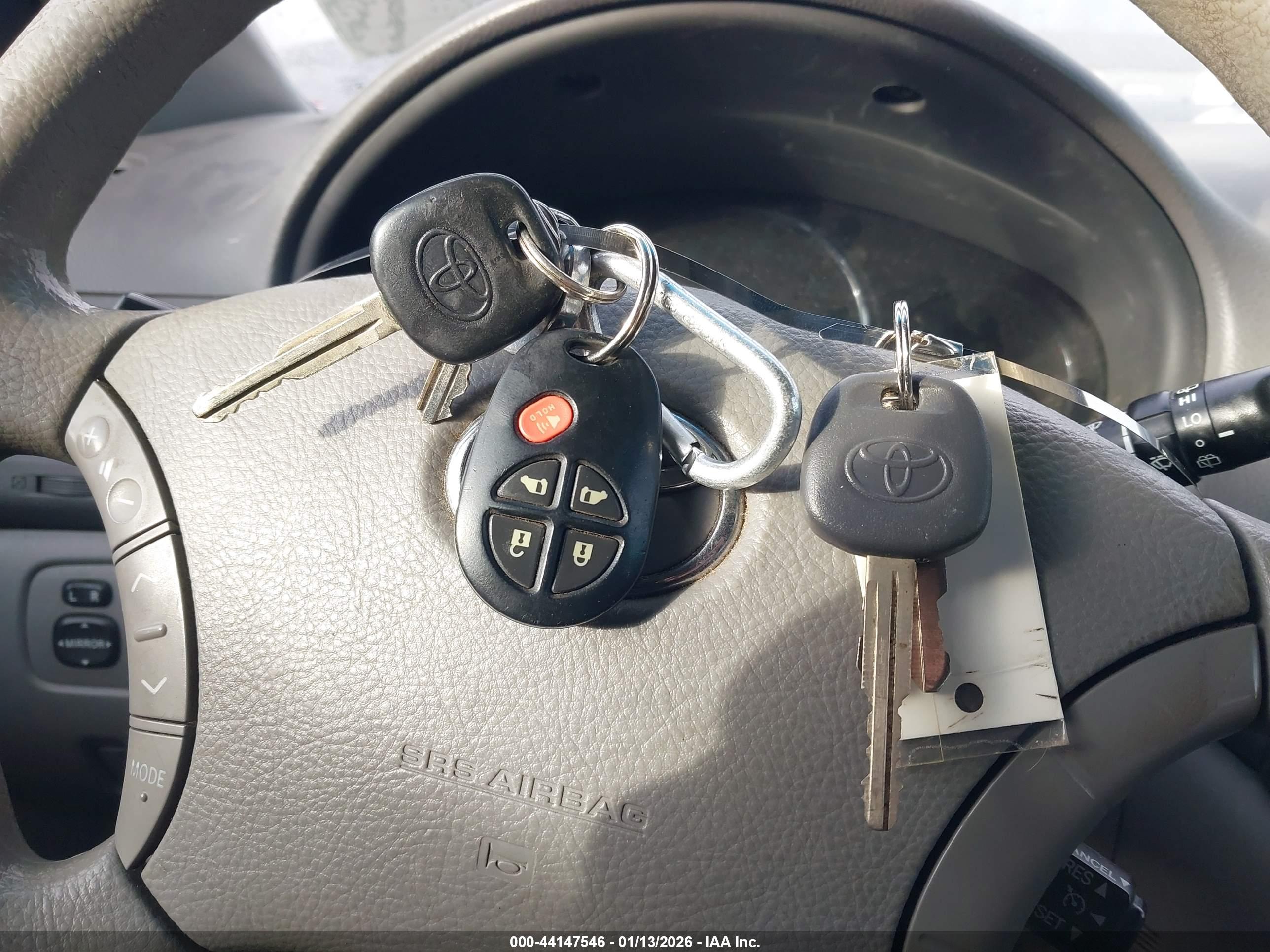 TOYOTA SIENNA image 11