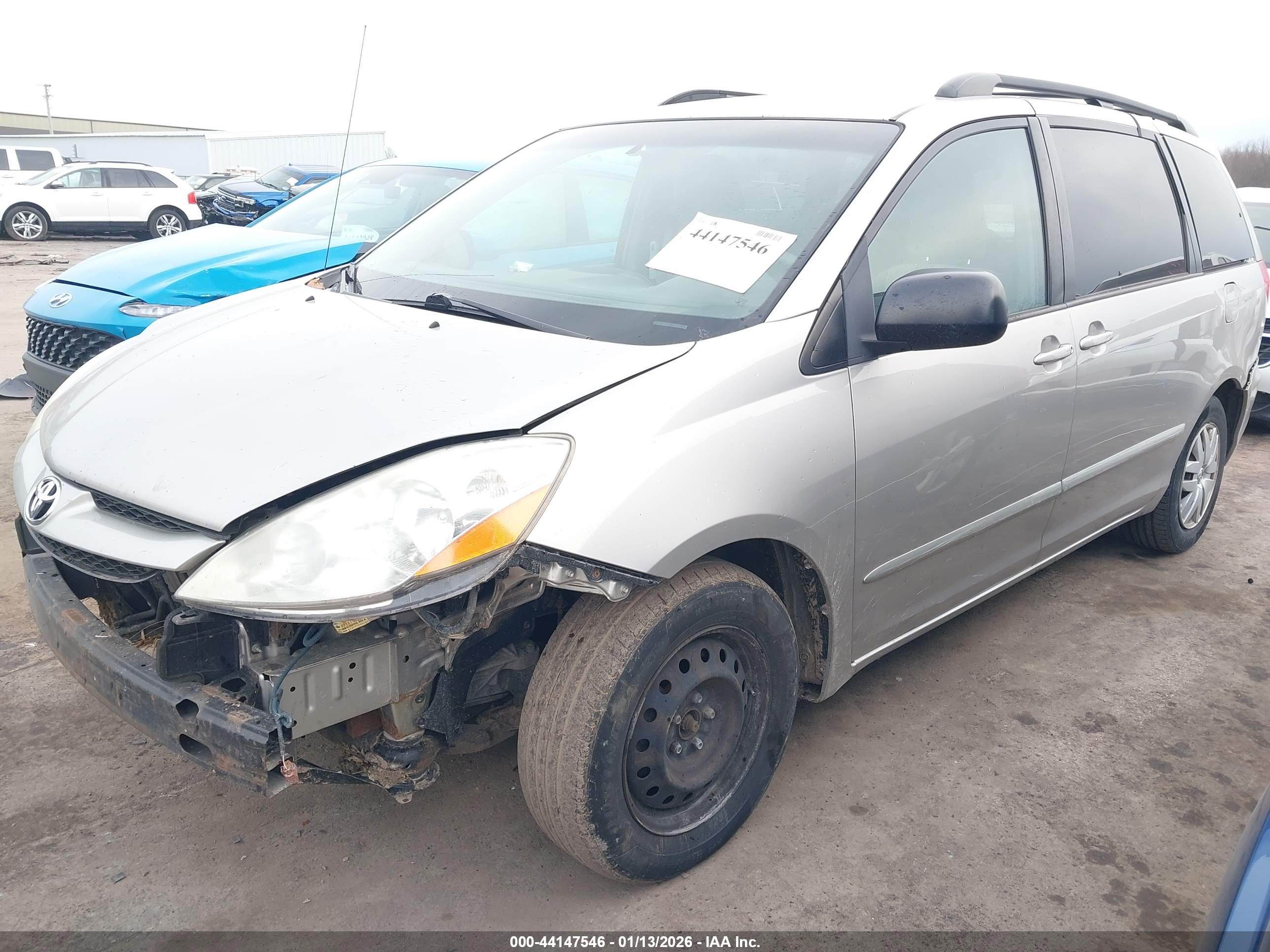 TOYOTA SIENNA image 2
