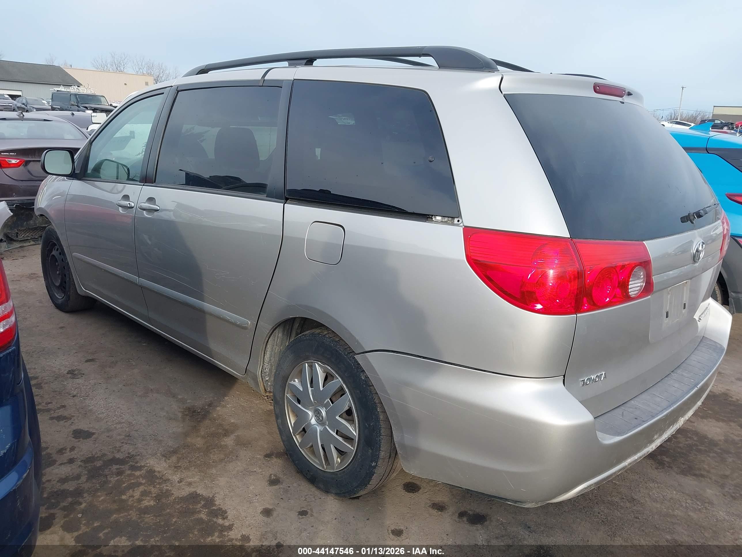TOYOTA SIENNA image 3