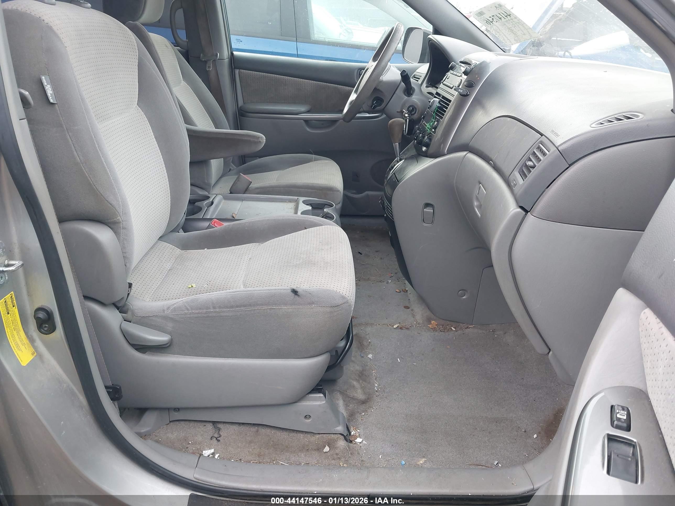 TOYOTA SIENNA image 5