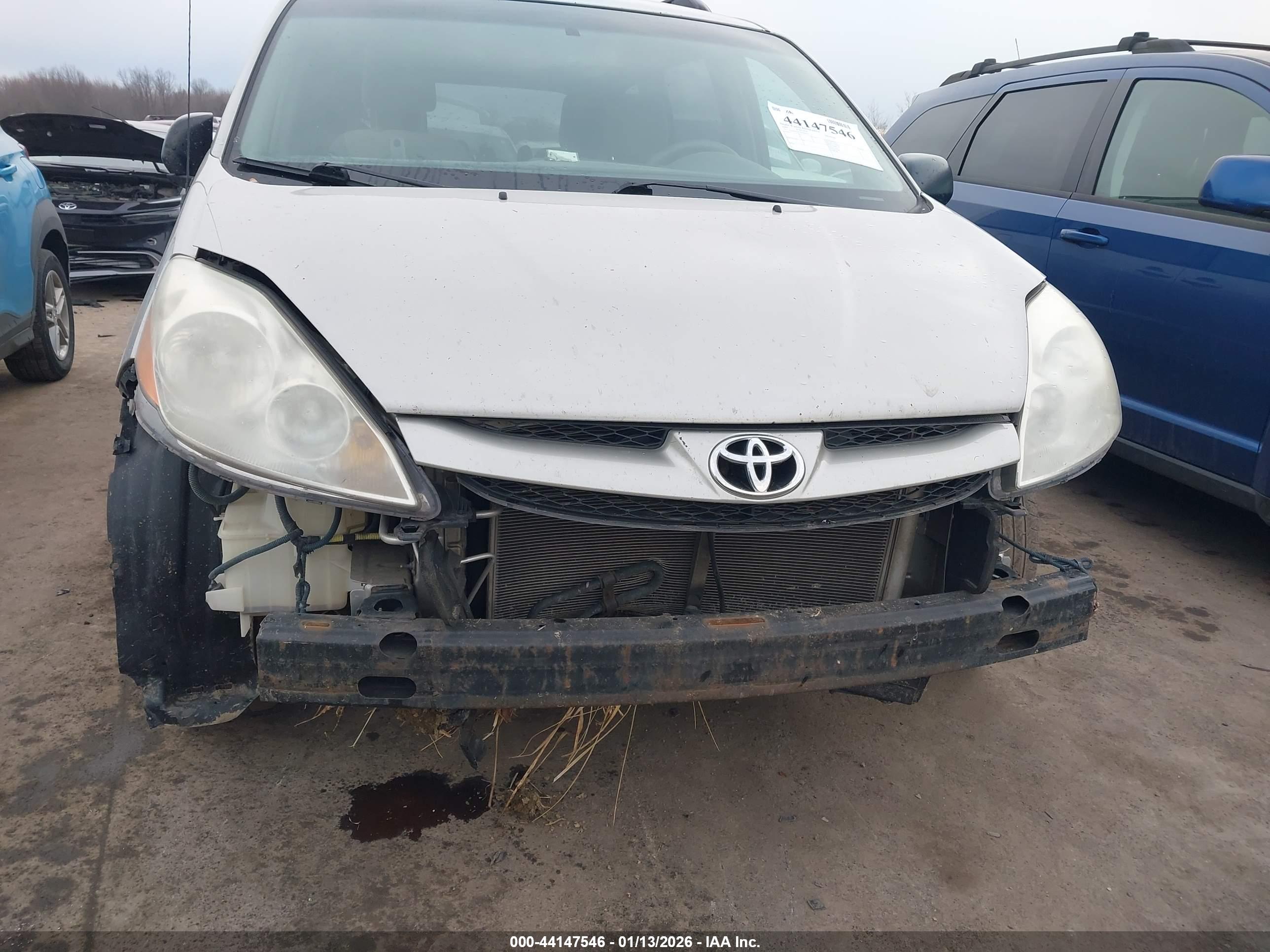 TOYOTA SIENNA image 6