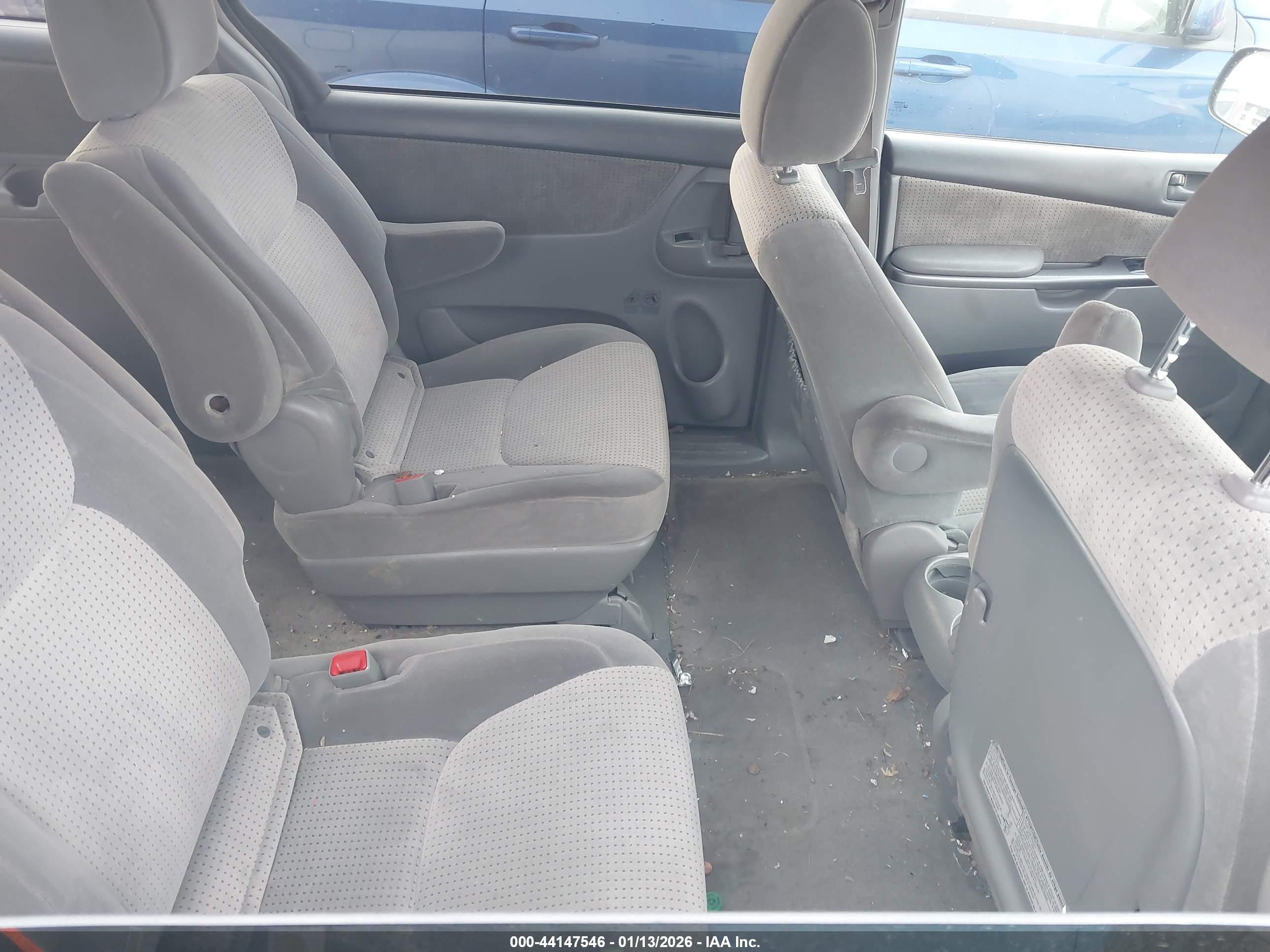TOYOTA SIENNA image 8
