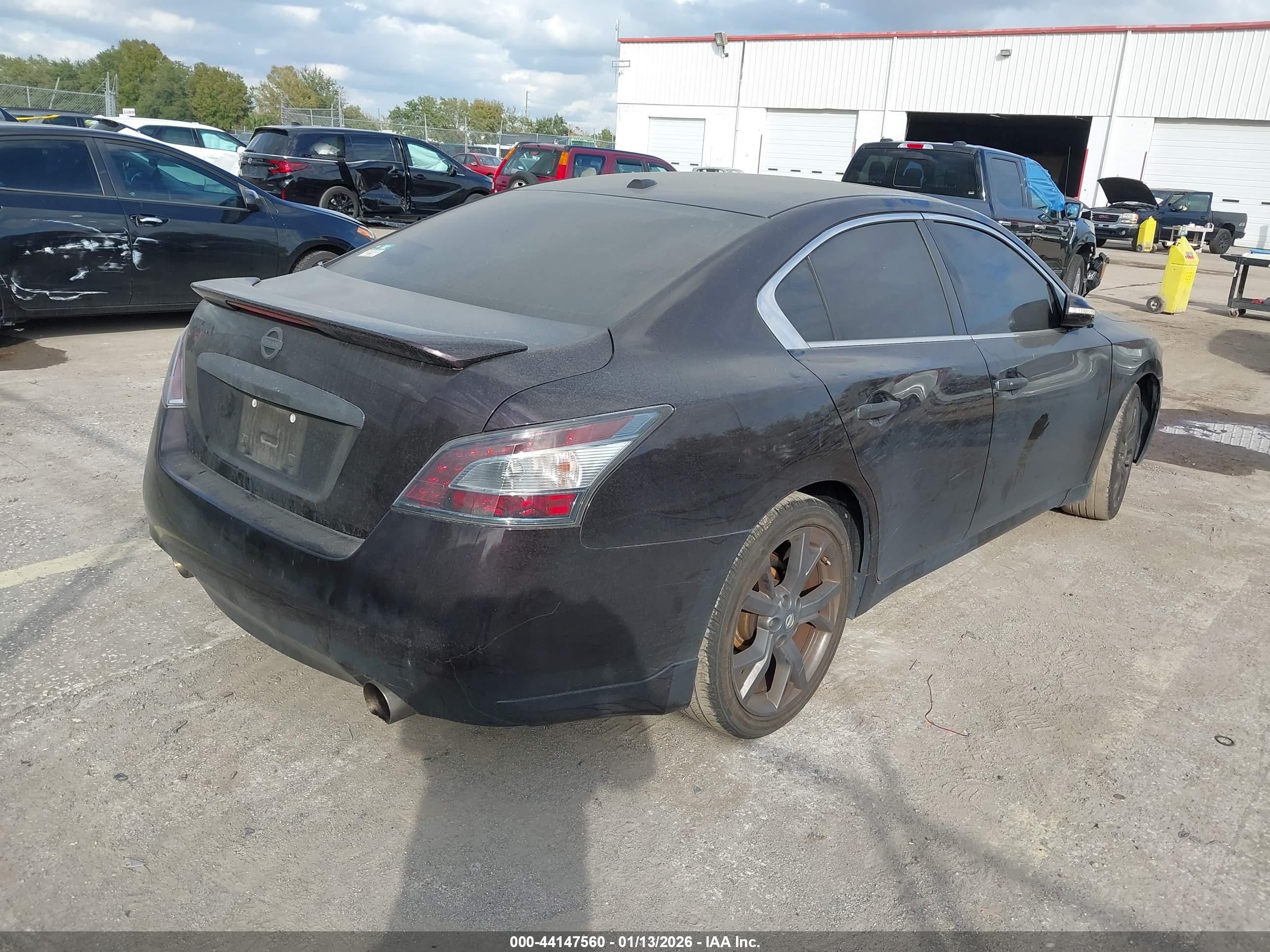 NISSAN MAXIMA image 4