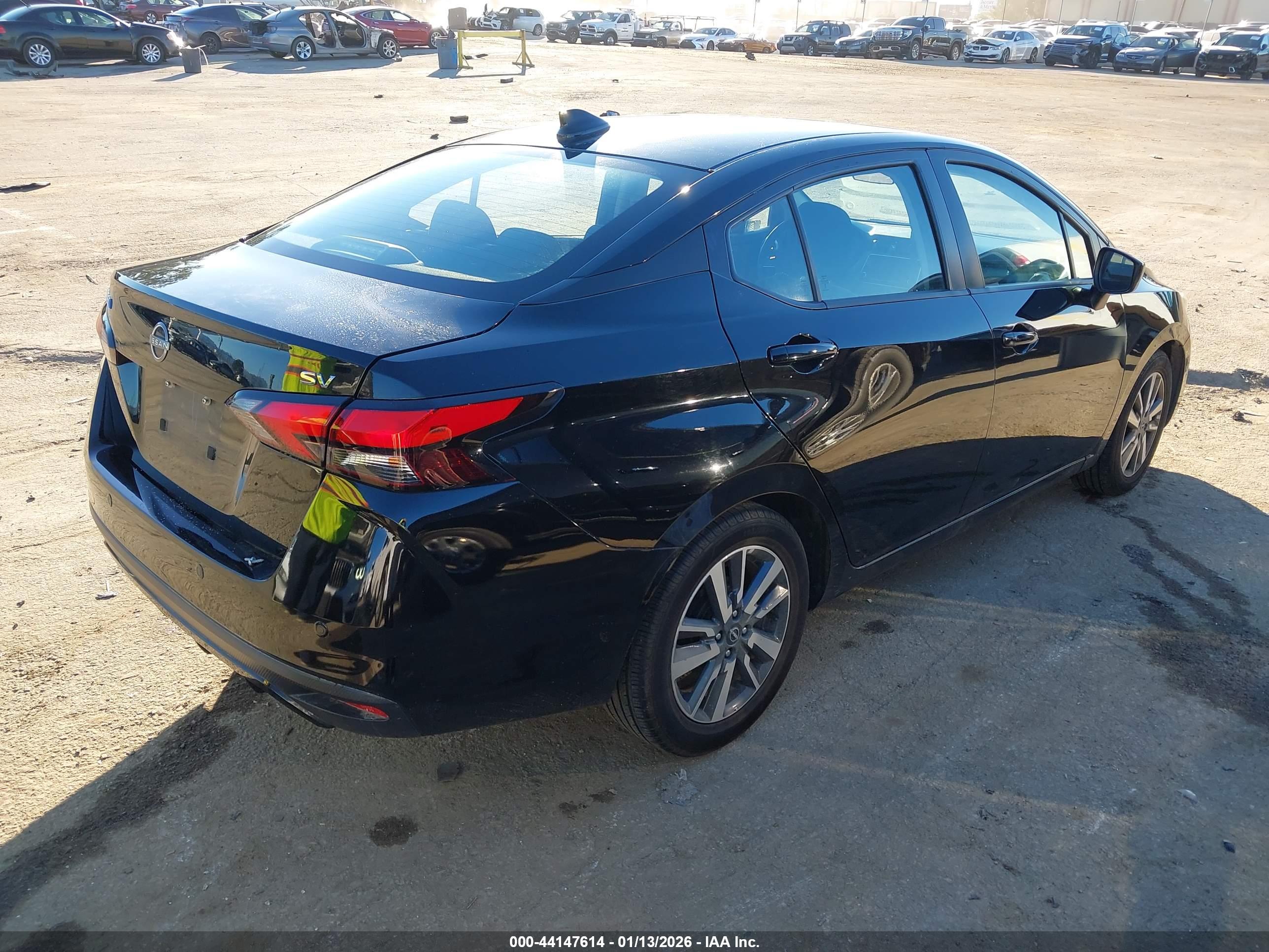 NISSAN VERSA image 4