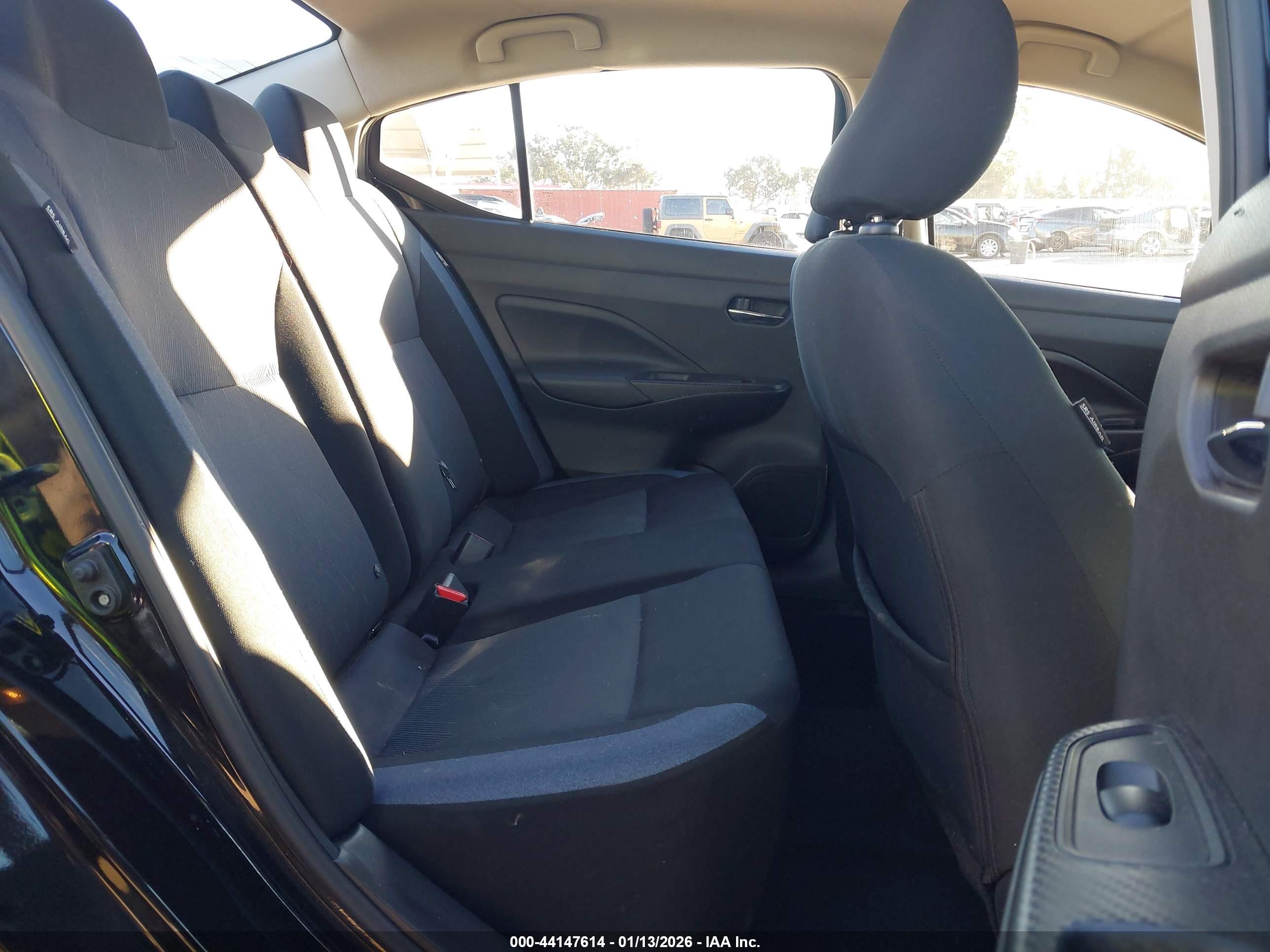 NISSAN VERSA image 8