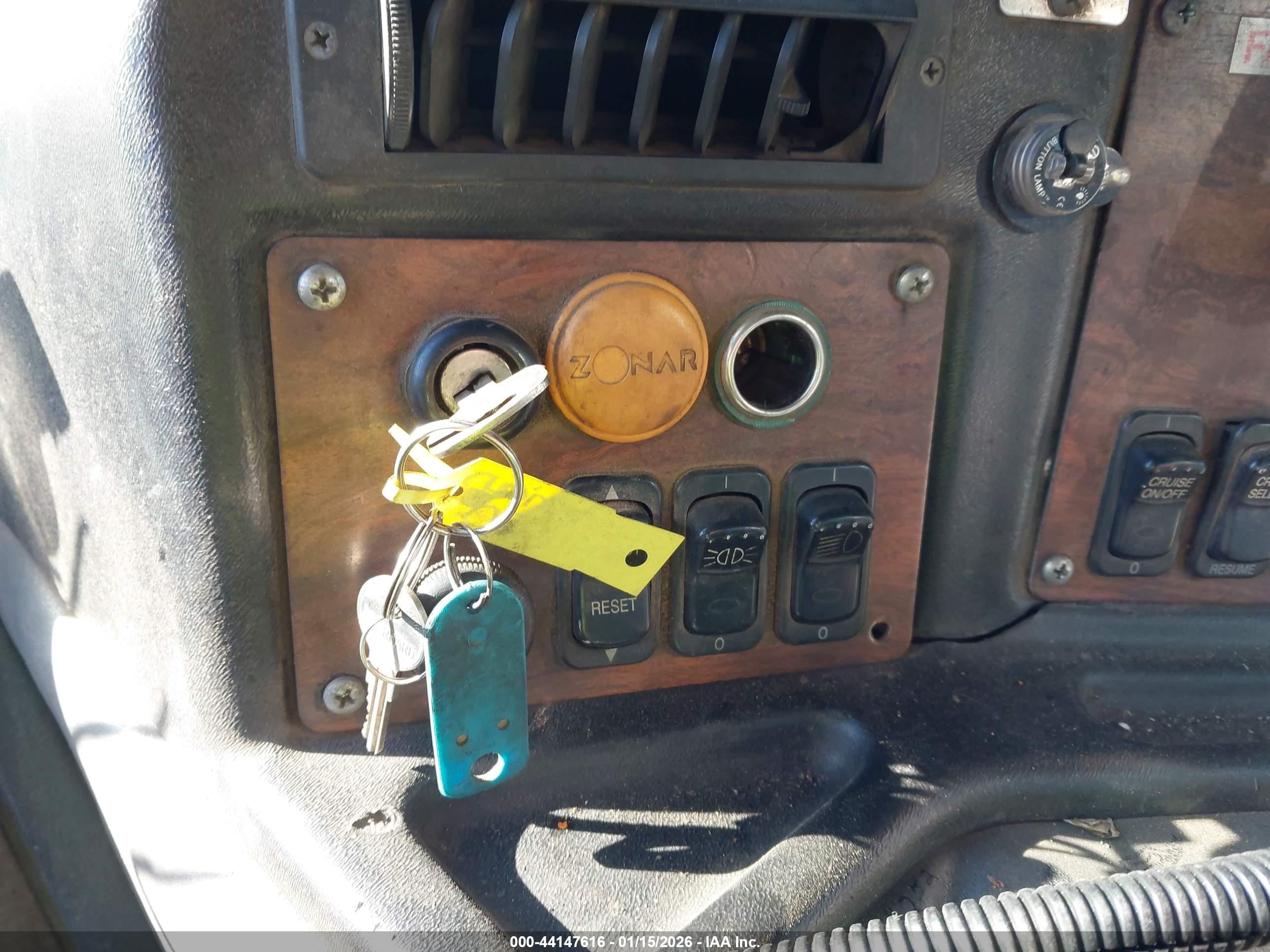 PETERBILT 320 image 11