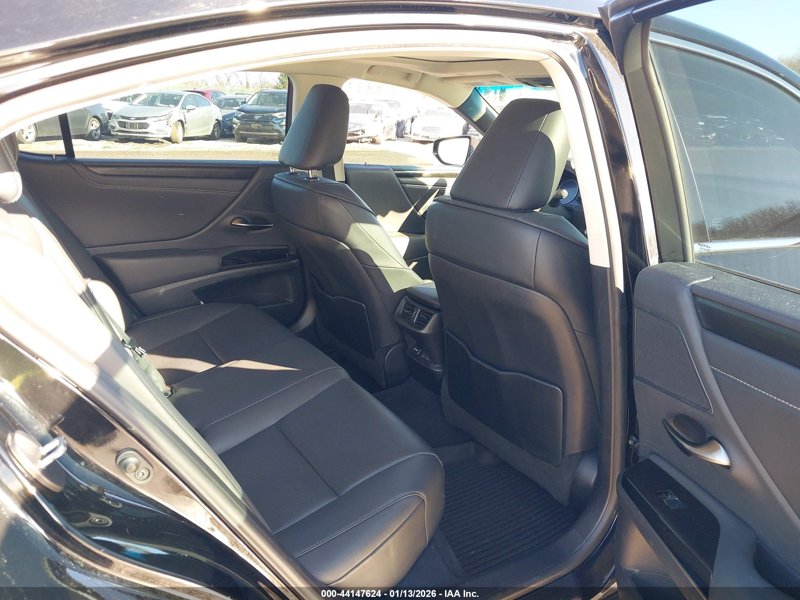 LEXUS ES image 8