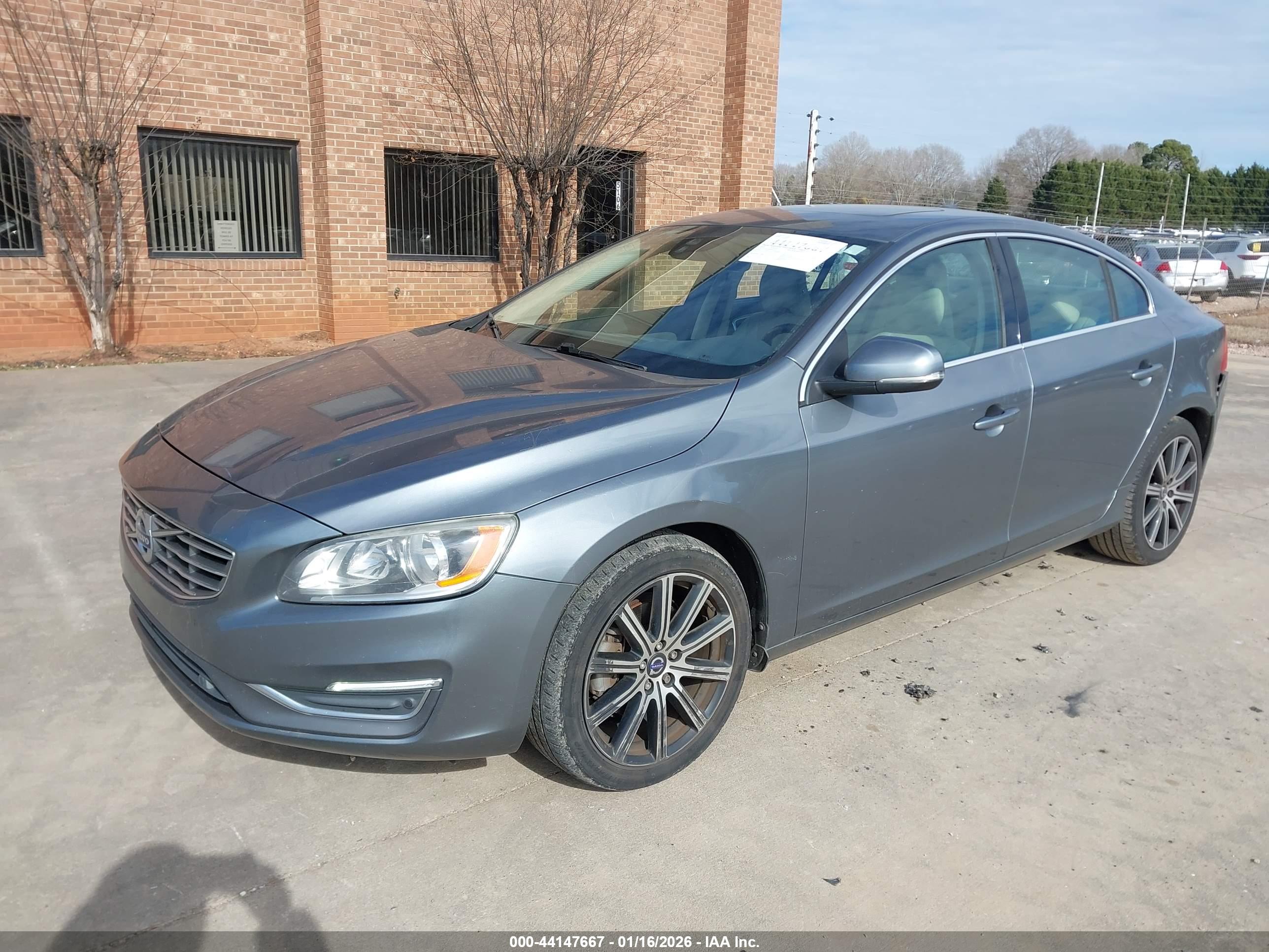 VOLVO S60 image 2
