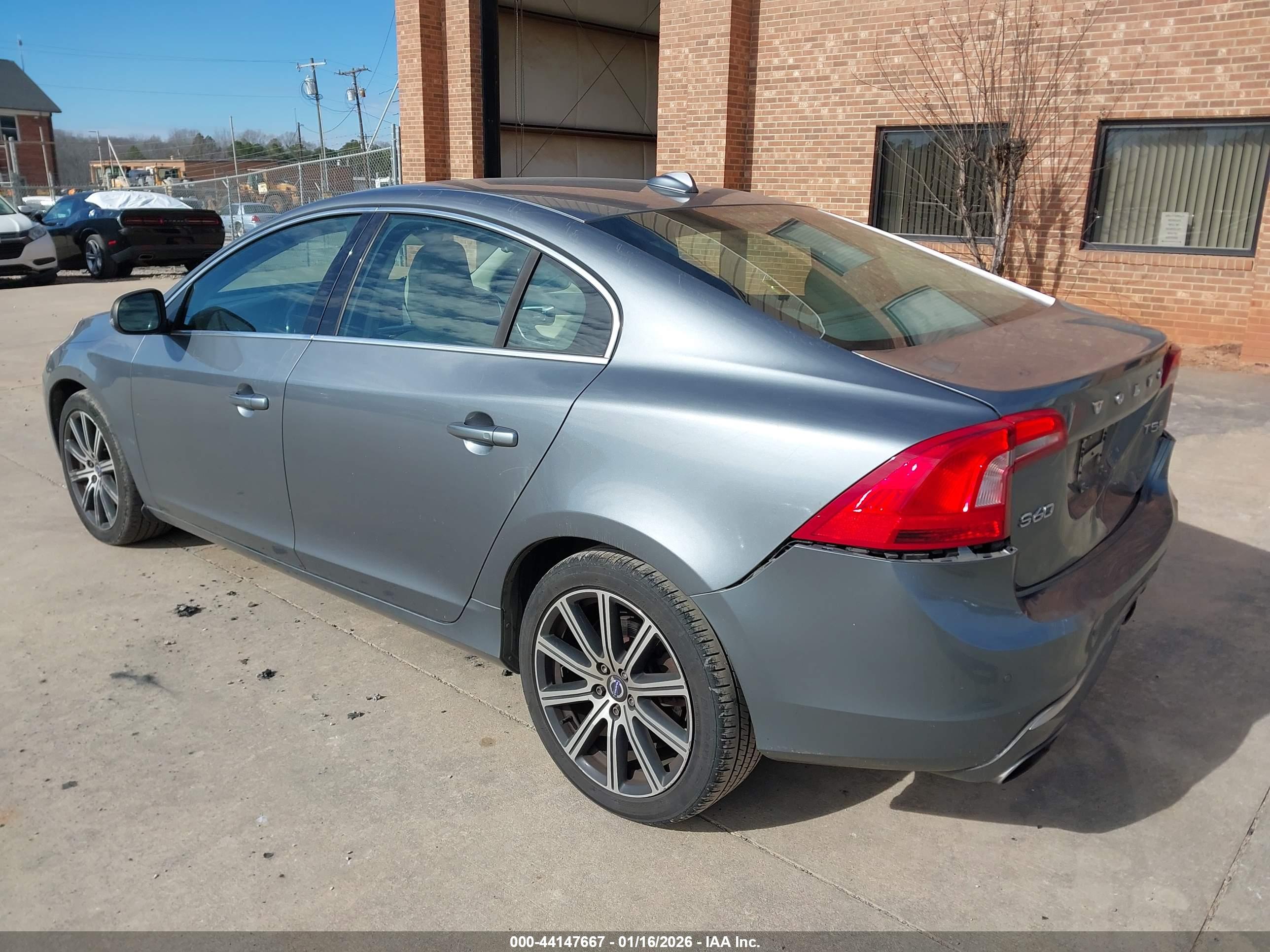 VOLVO S60 image 3