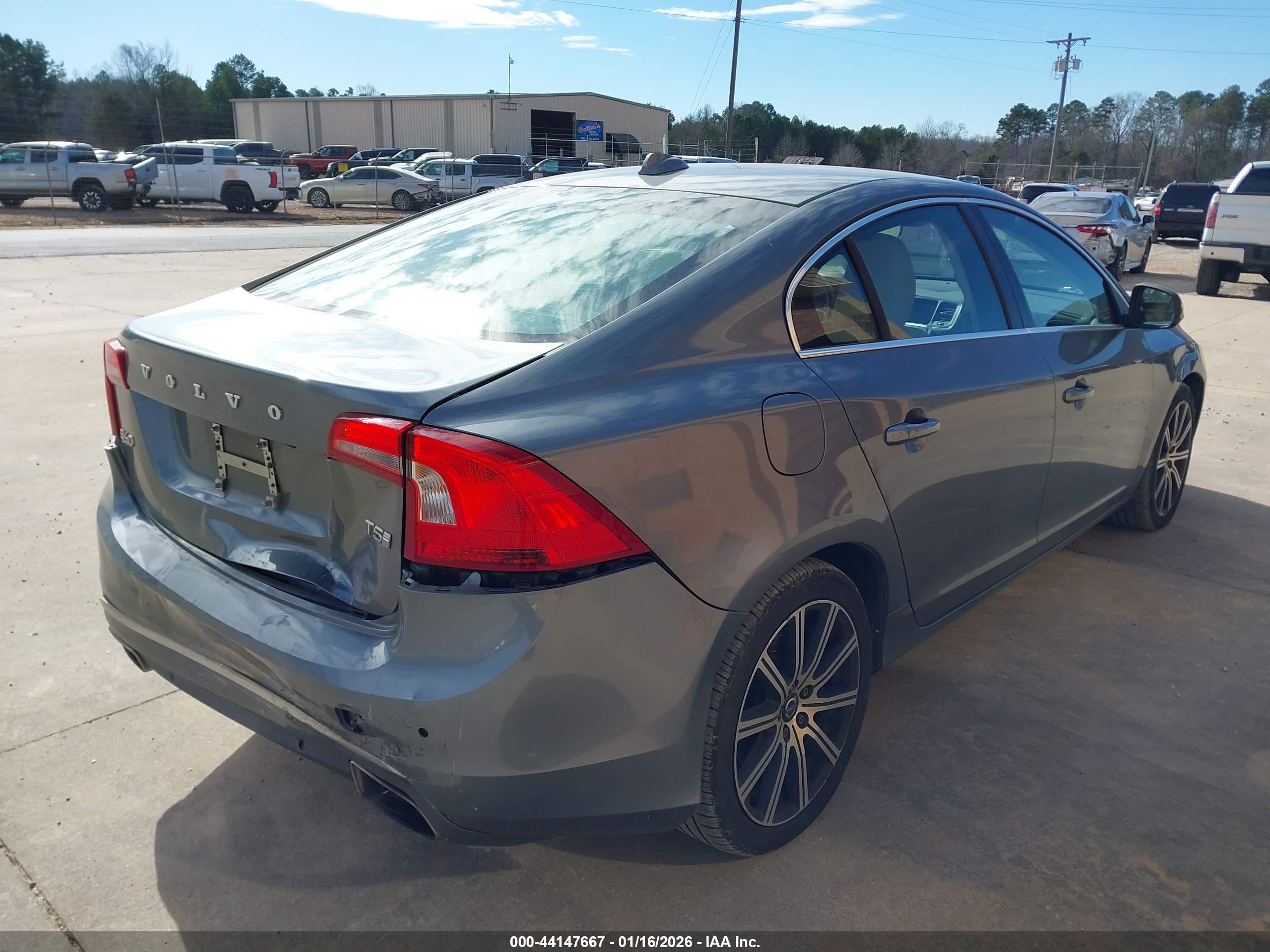 VOLVO S60 image 4