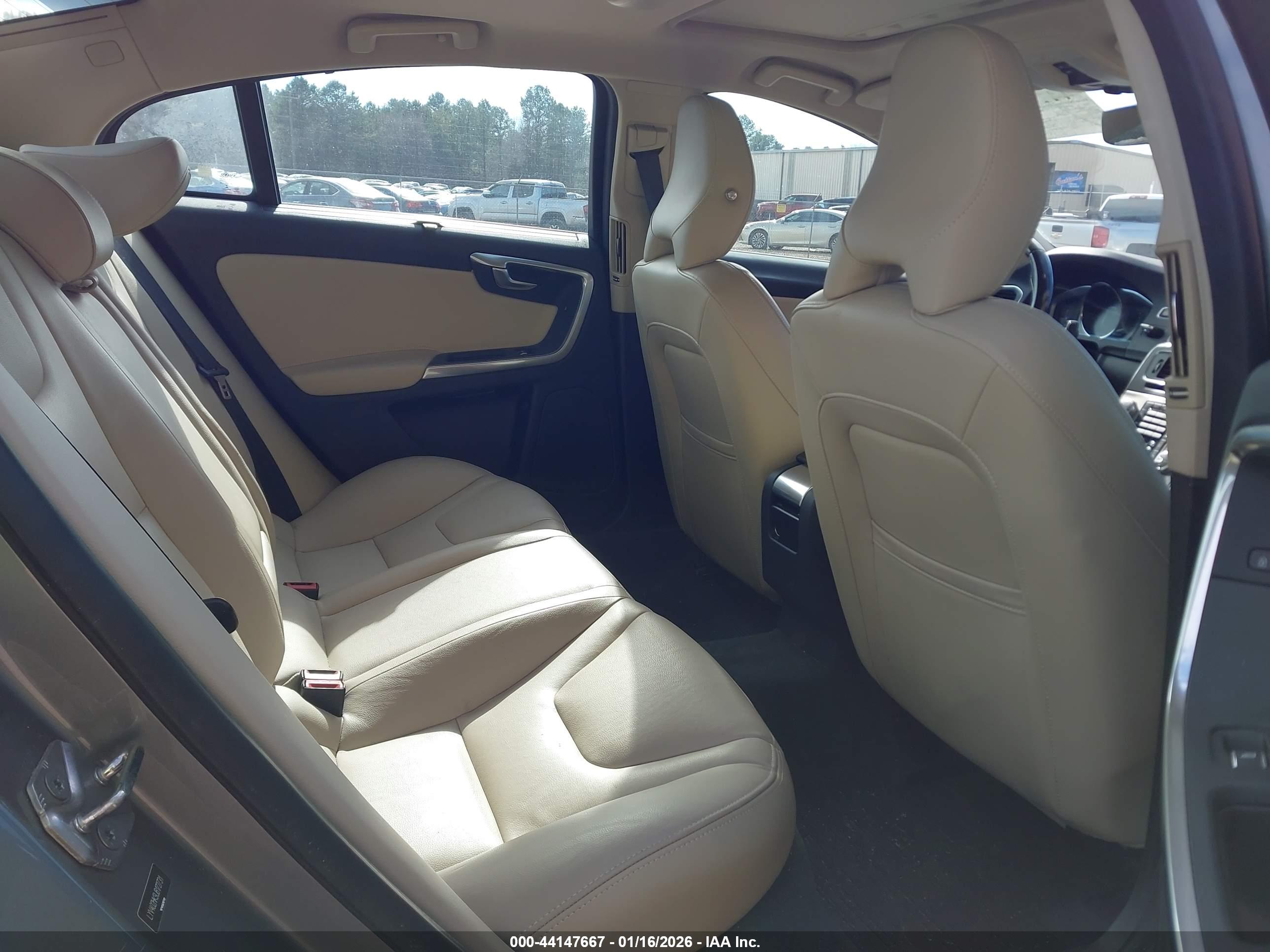VOLVO S60 image 8