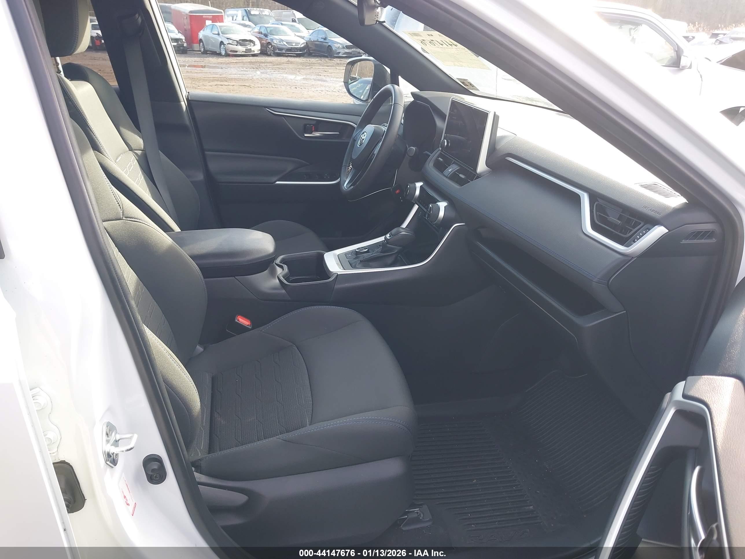 TOYOTA RAV4 image 5