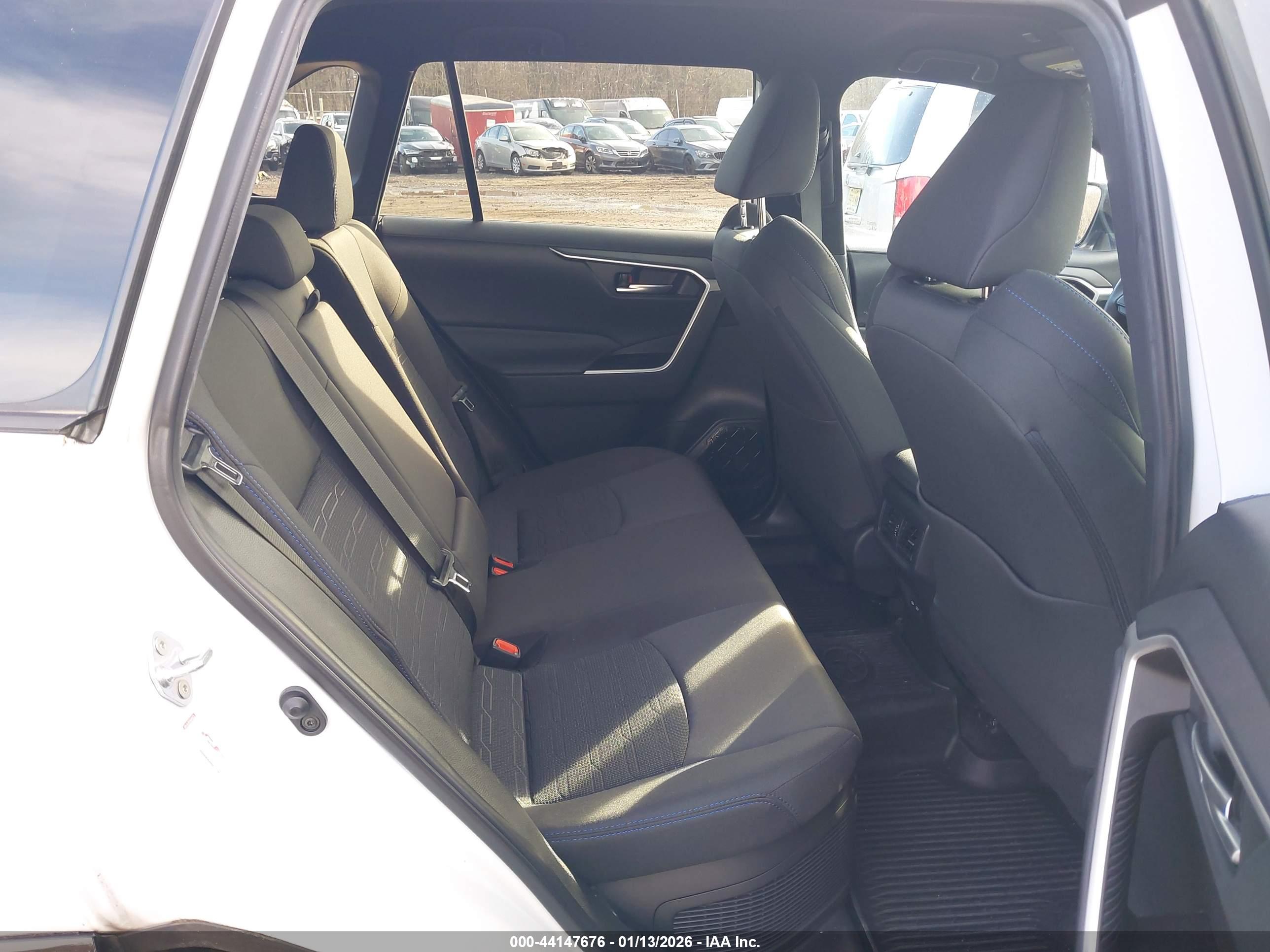 TOYOTA RAV4 image 8