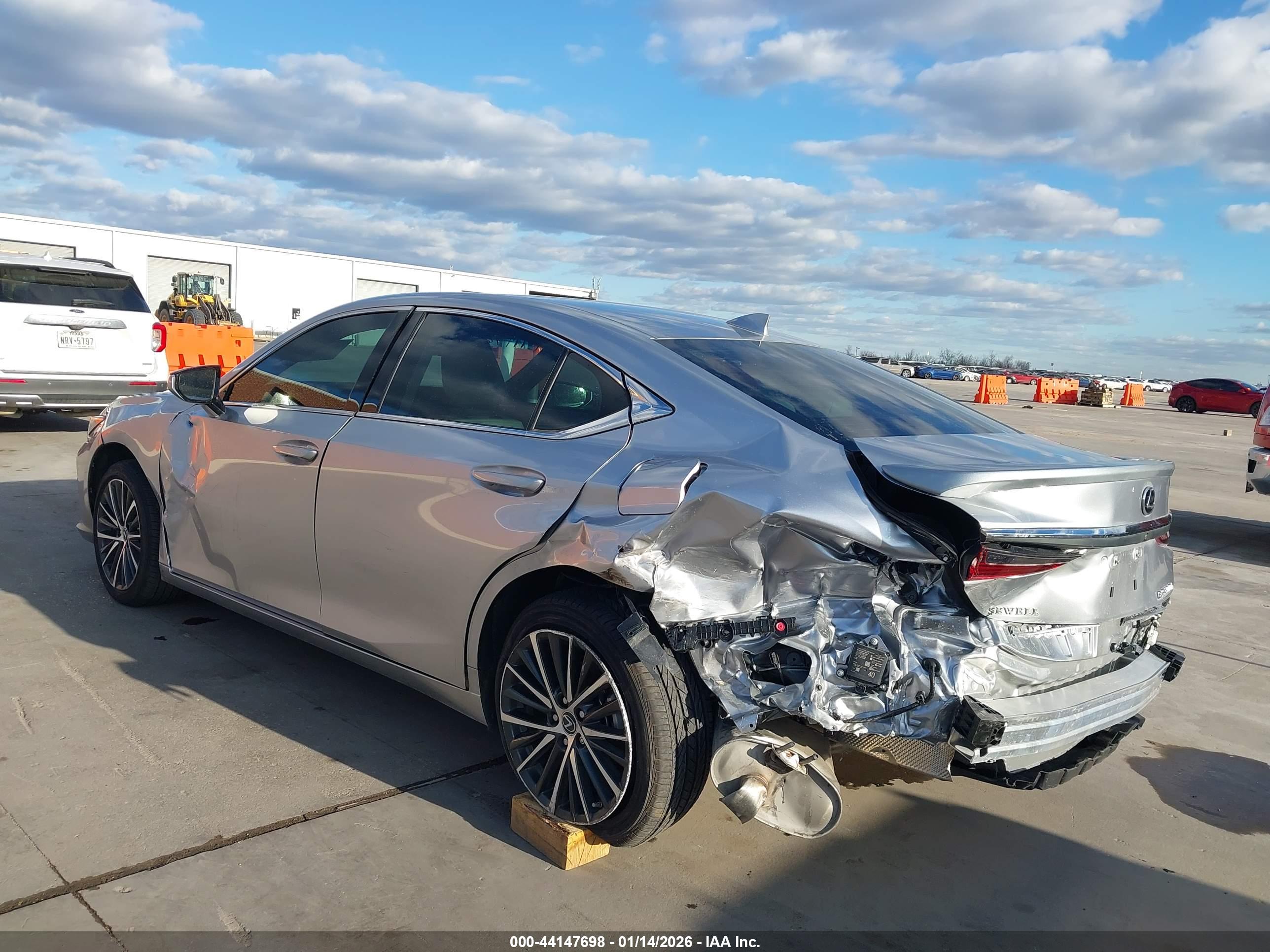 LEXUS ES image 3