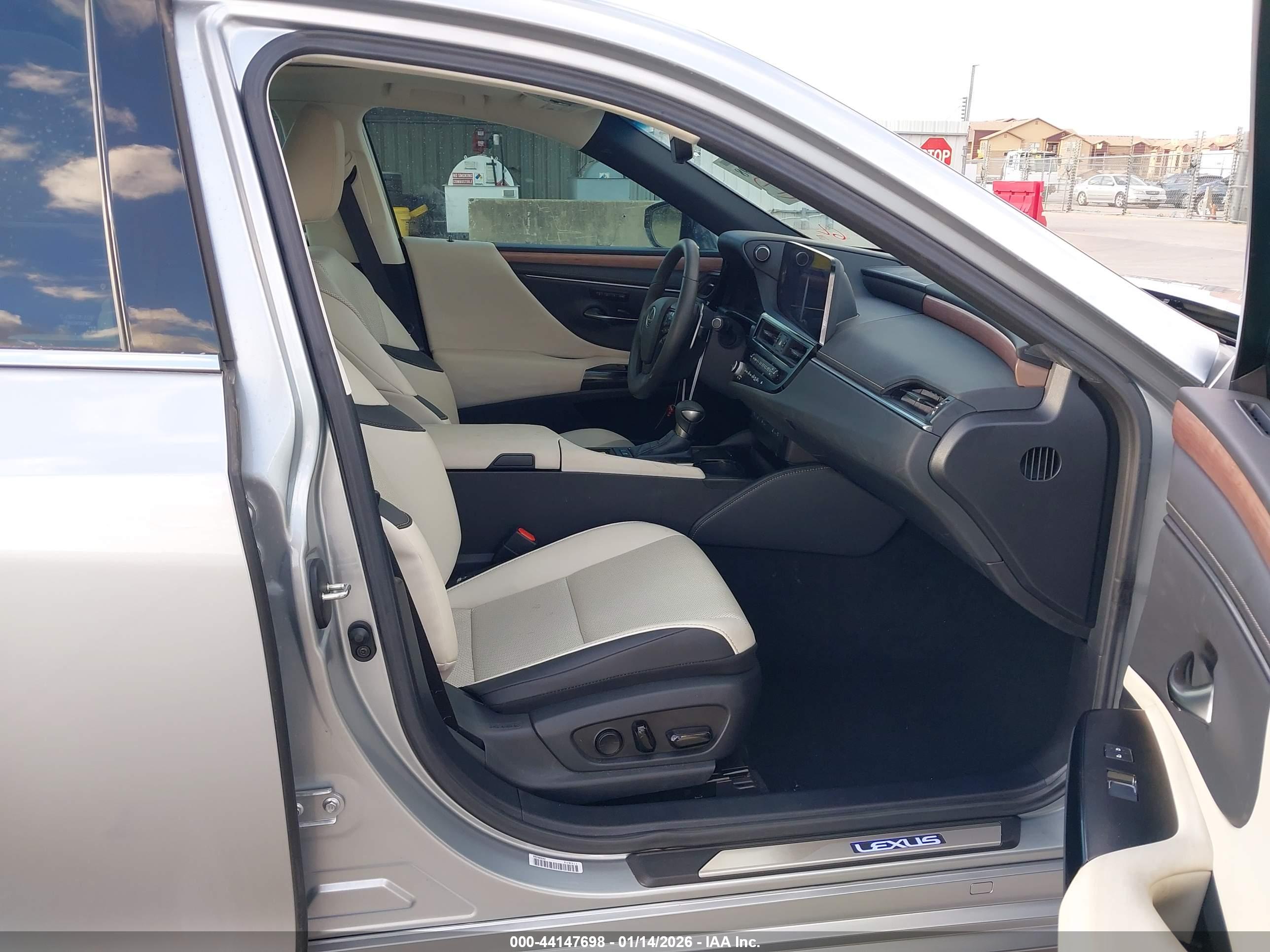 LEXUS ES image 5