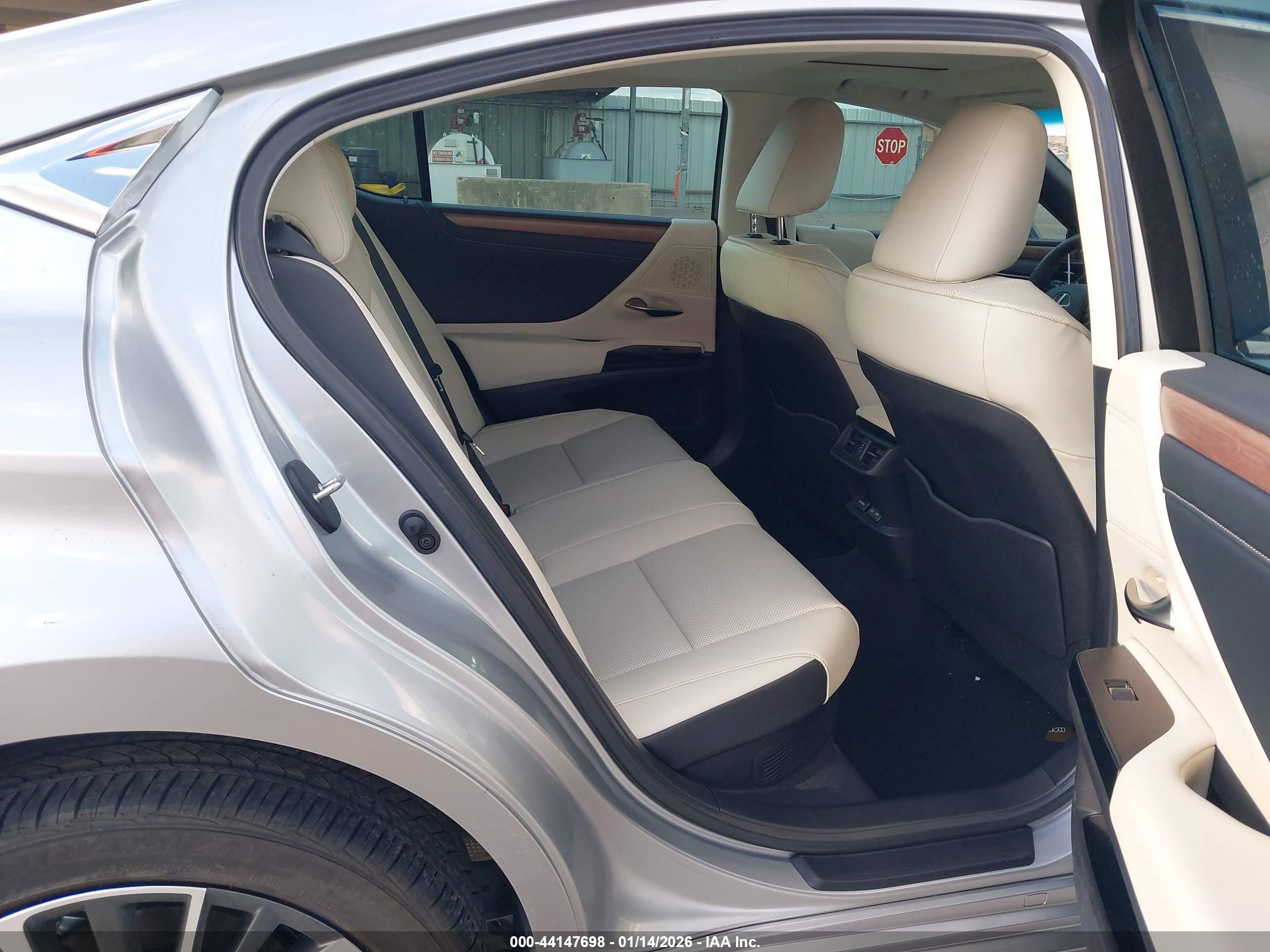 LEXUS ES image 8