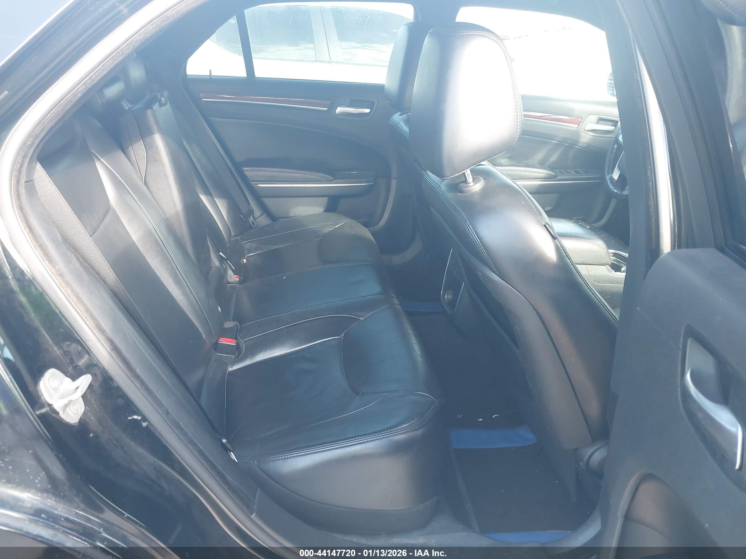 CHRYSLER 300 image 8