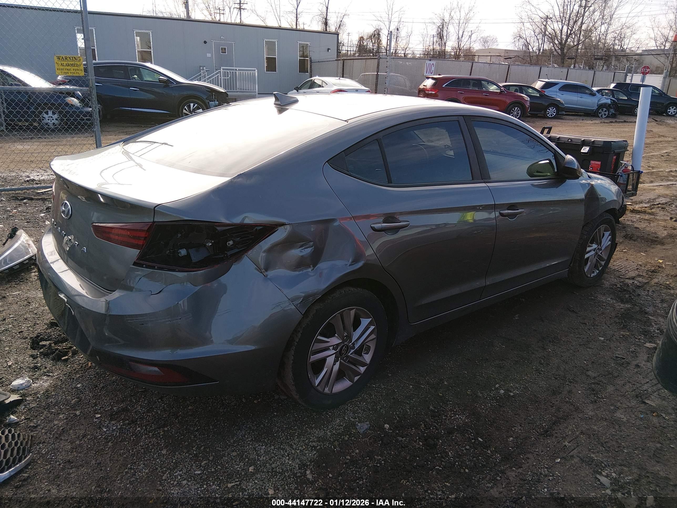 HYUNDAI ELANTRA image 4