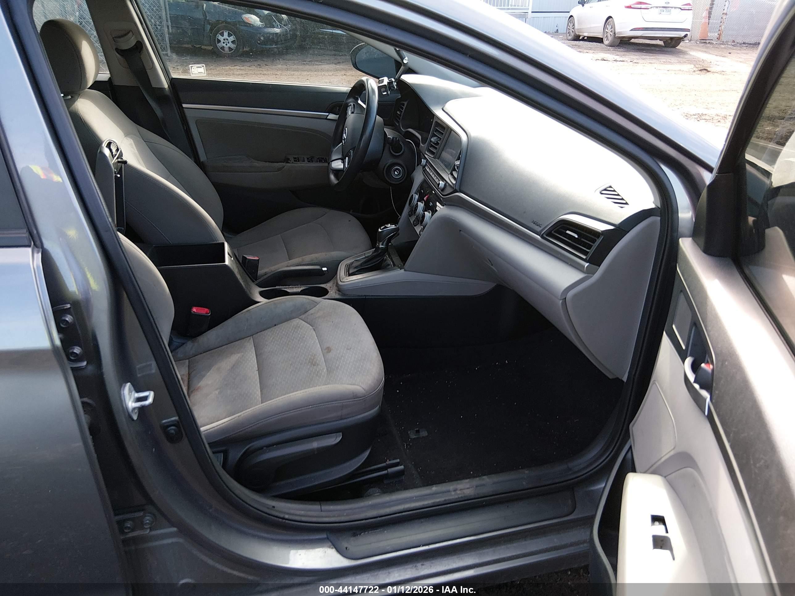 HYUNDAI ELANTRA image 5