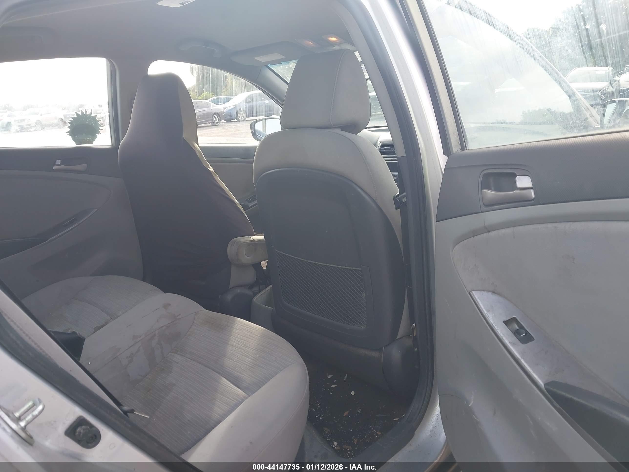 HYUNDAI ACCENT image 8
