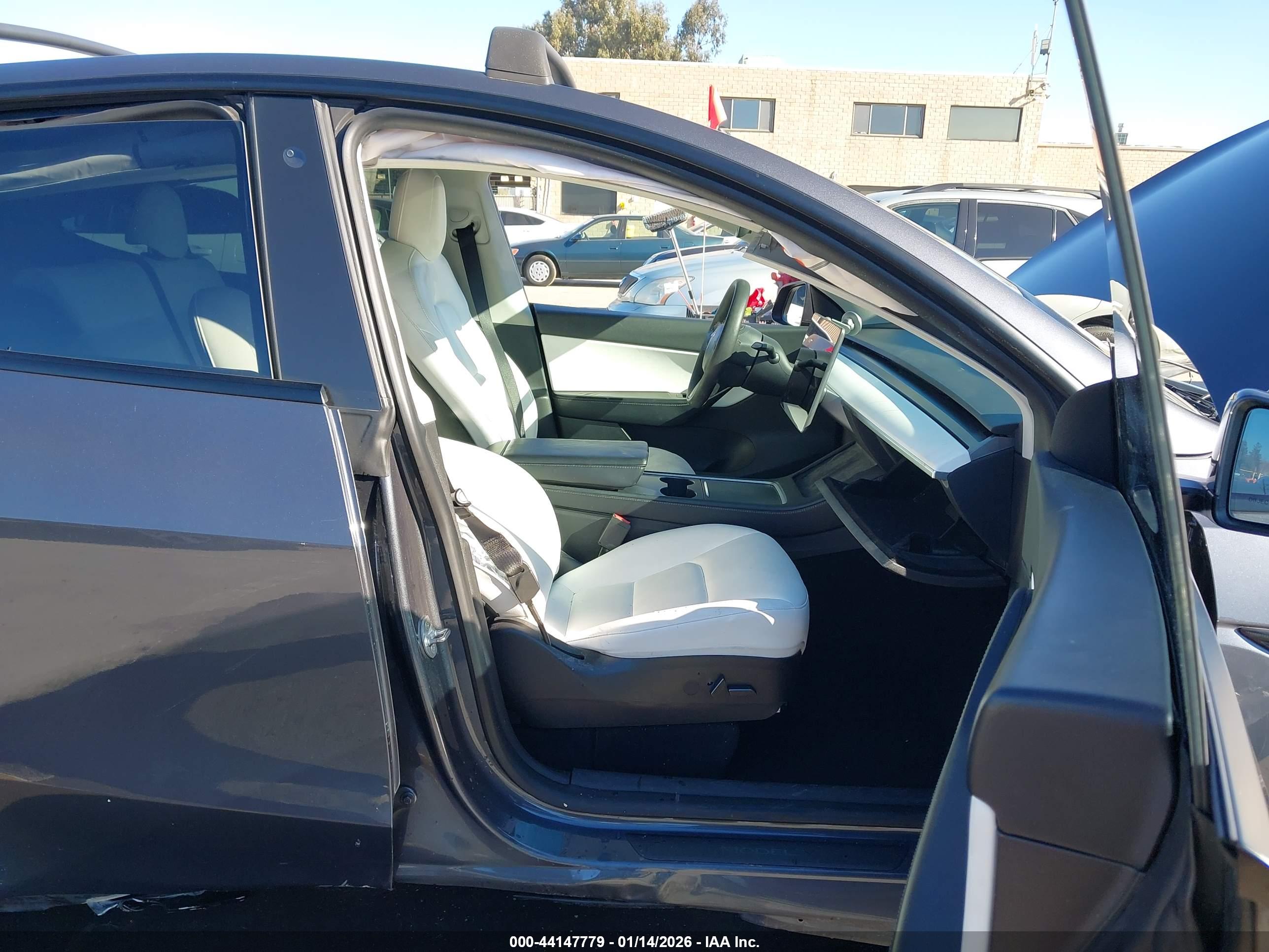 TESLA MODEL image 5