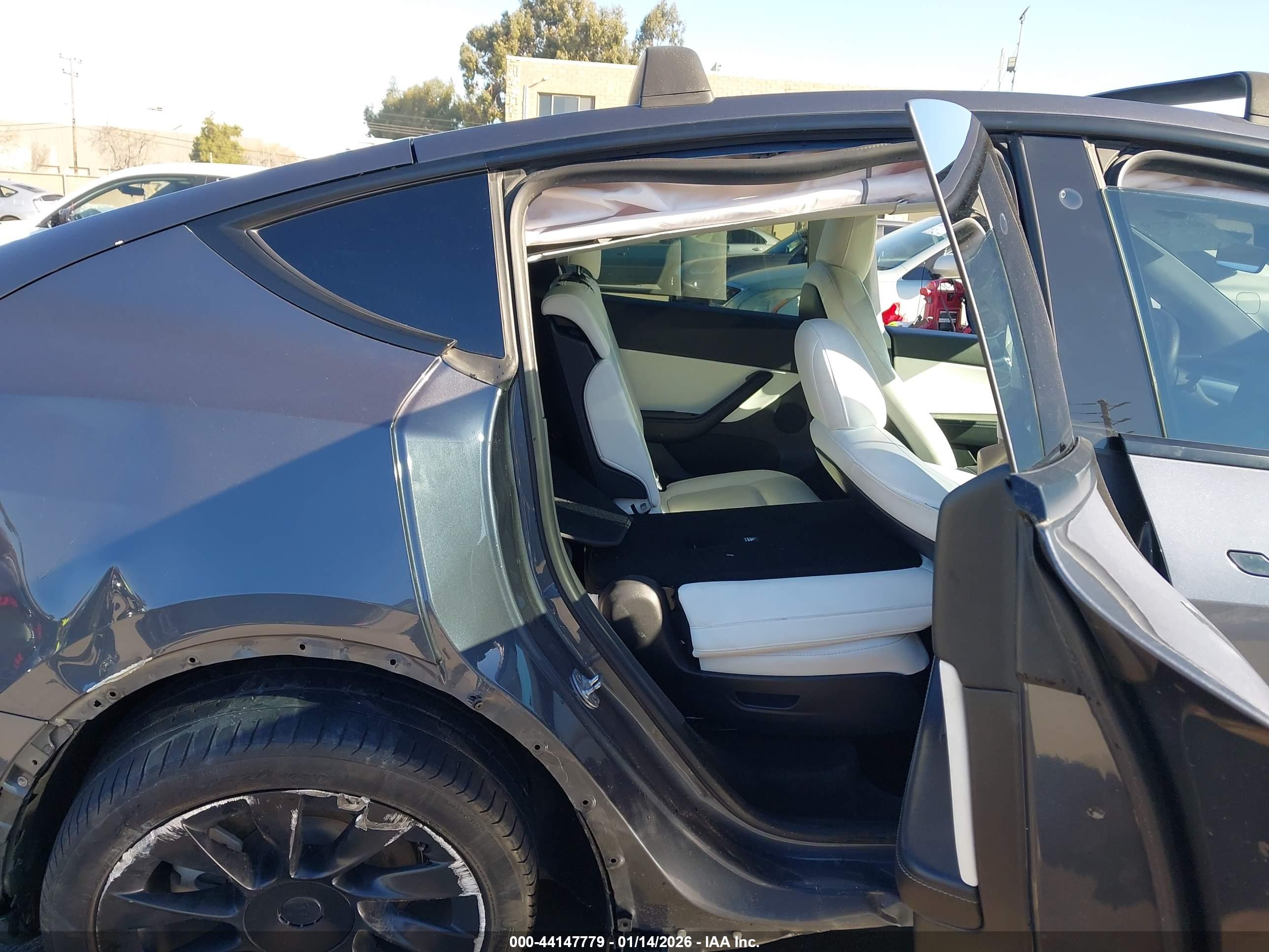 TESLA MODEL image 8