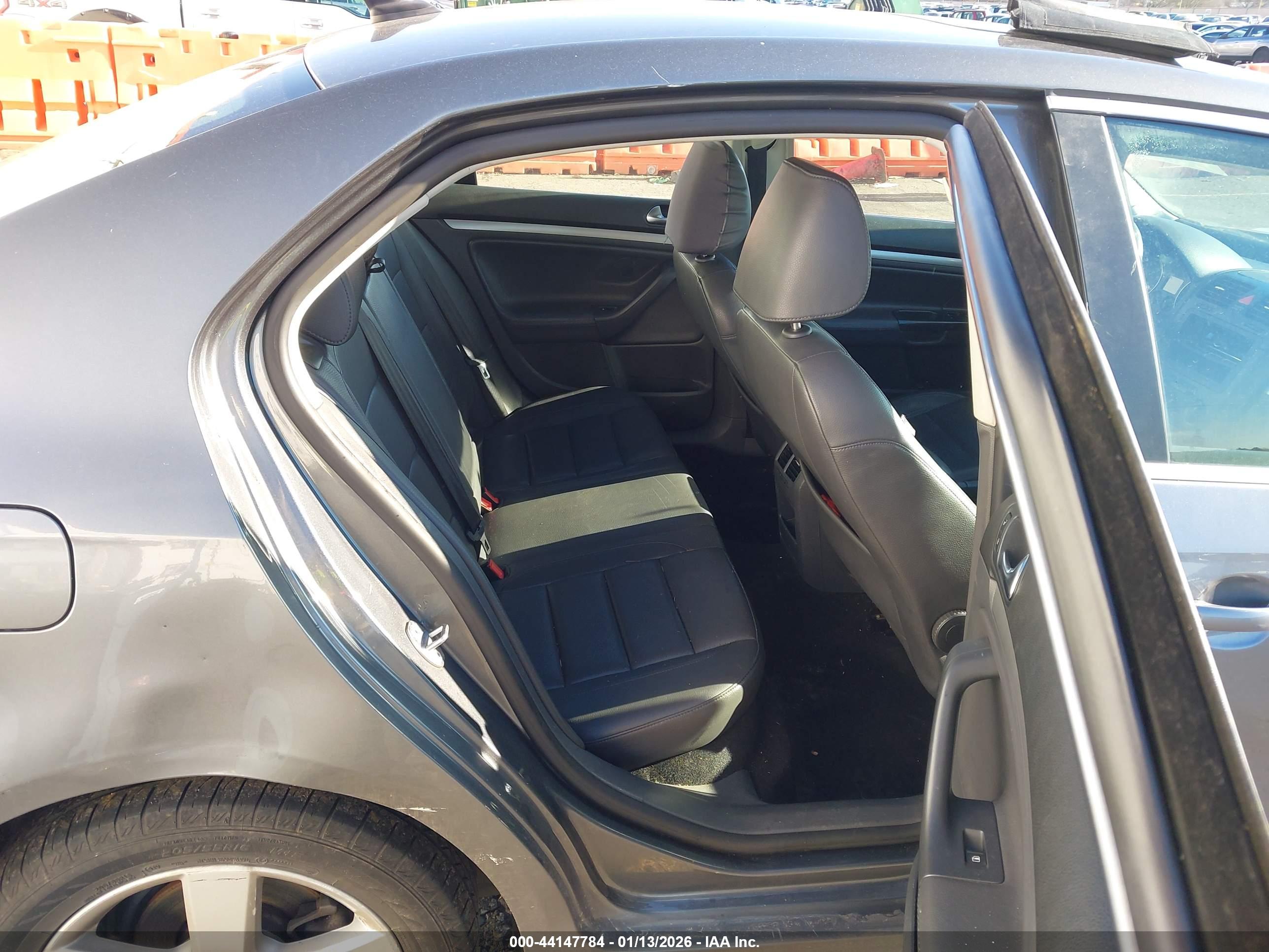 VOLKSWAGEN JETTA image 8
