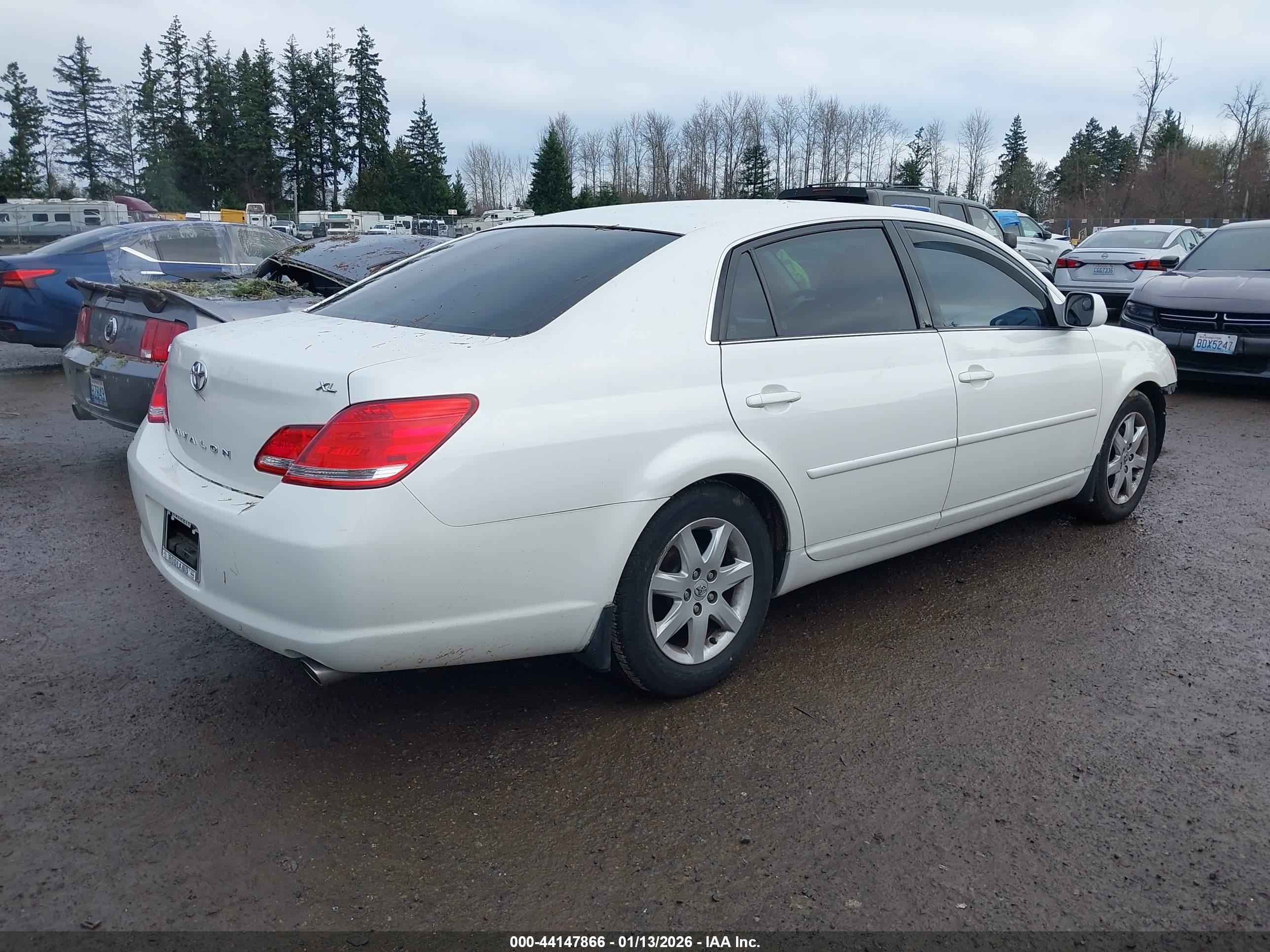 TOYOTA AVALON image 4