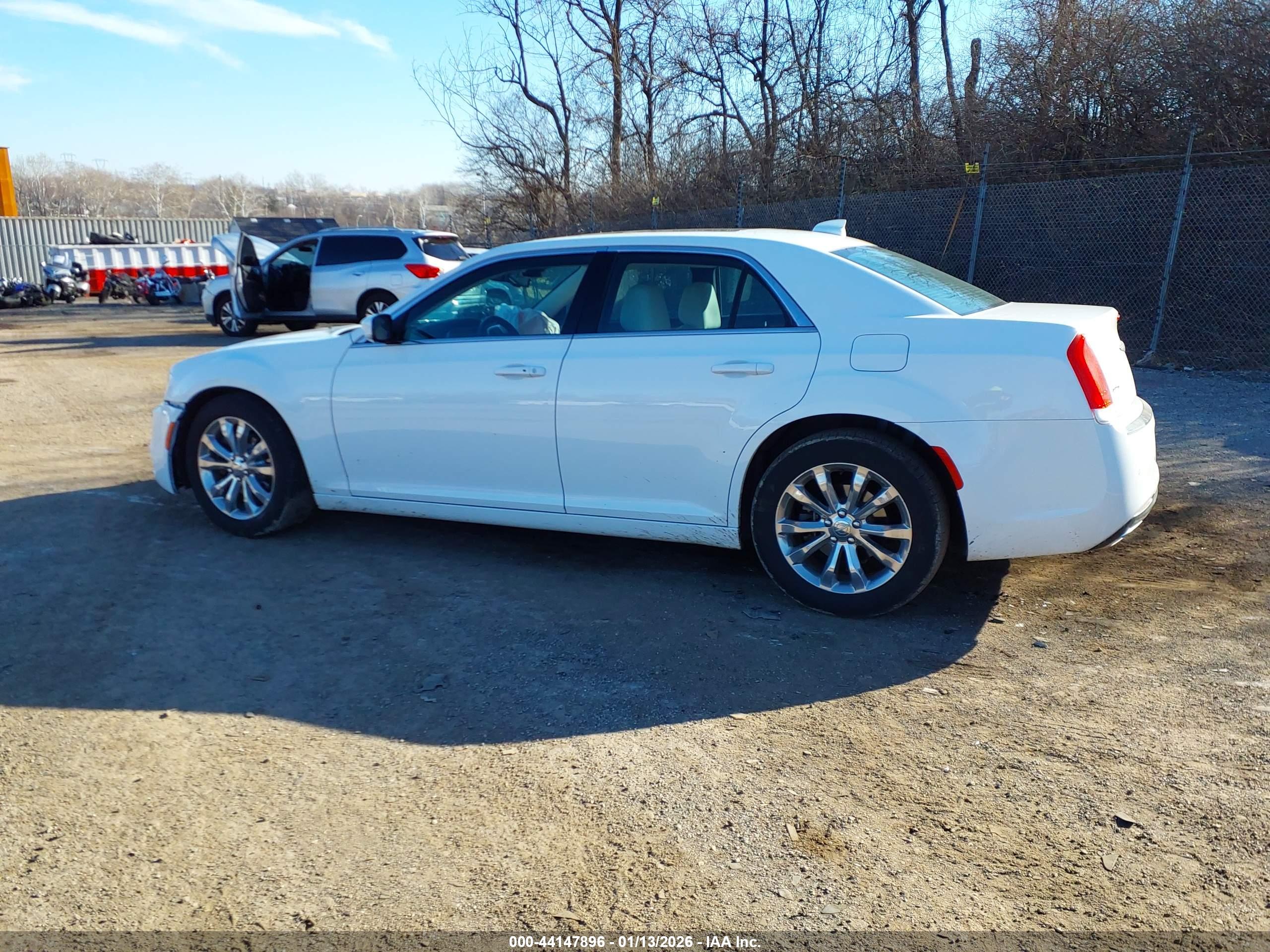 CHRYSLER 300 image 3