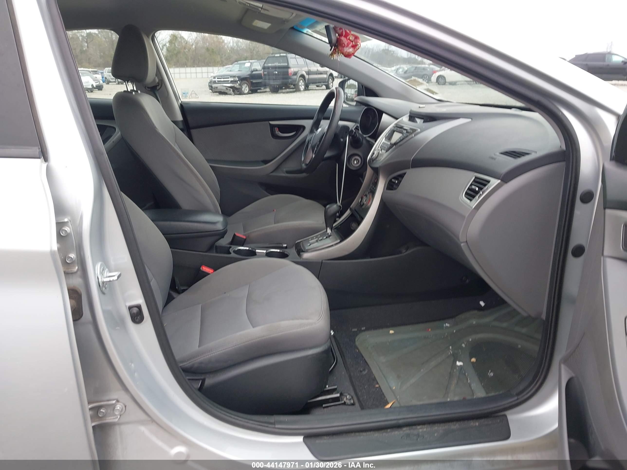 HYUNDAI ELANTRA image 5