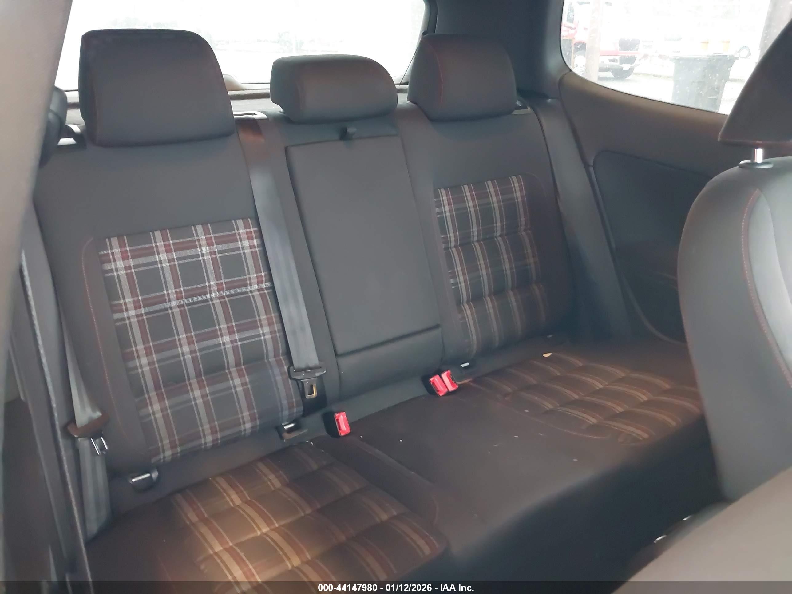 VOLKSWAGEN GTI image 8