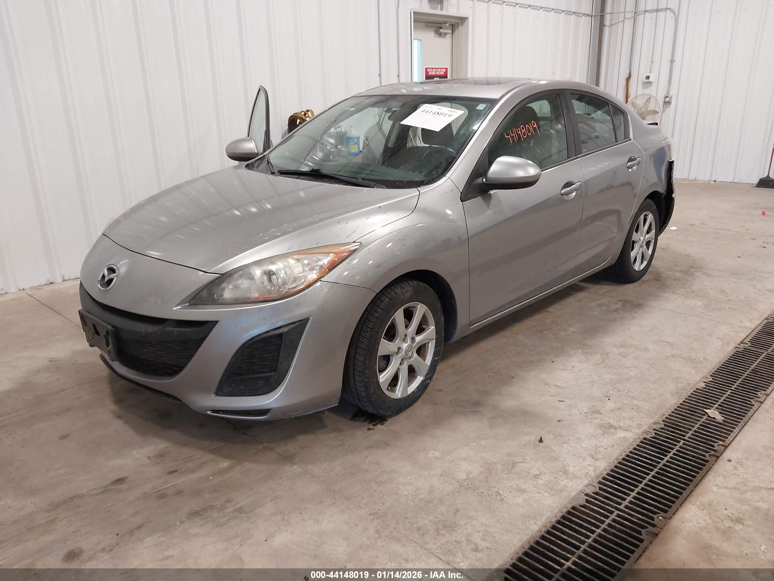 MAZDA MAZDA3 image 2