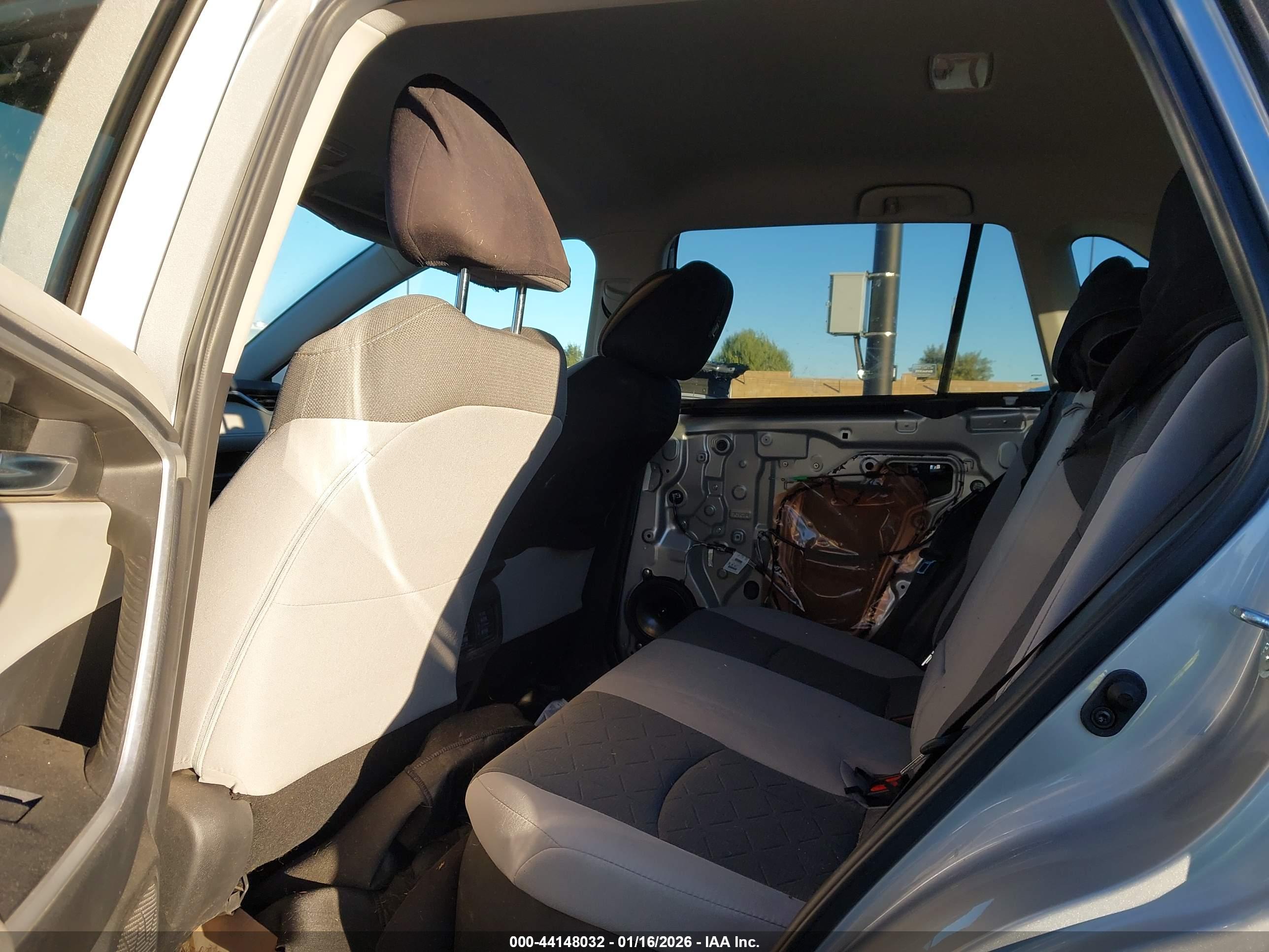 TOYOTA RAV4 image 8