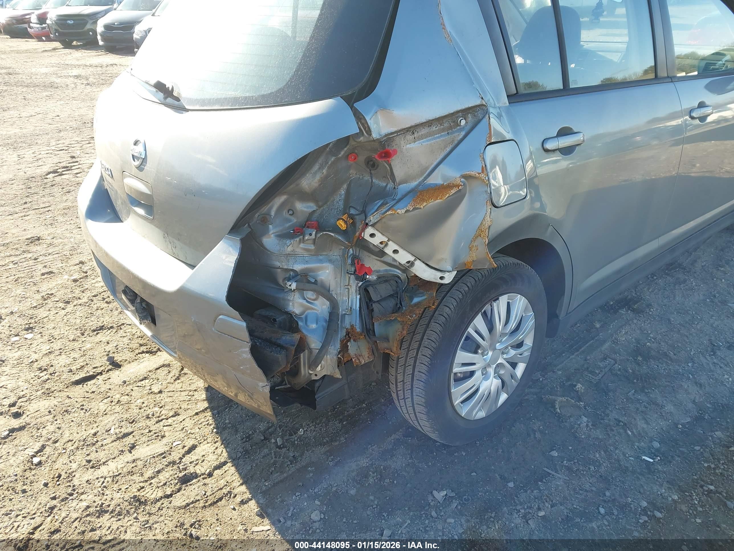 NISSAN VERSA image 6